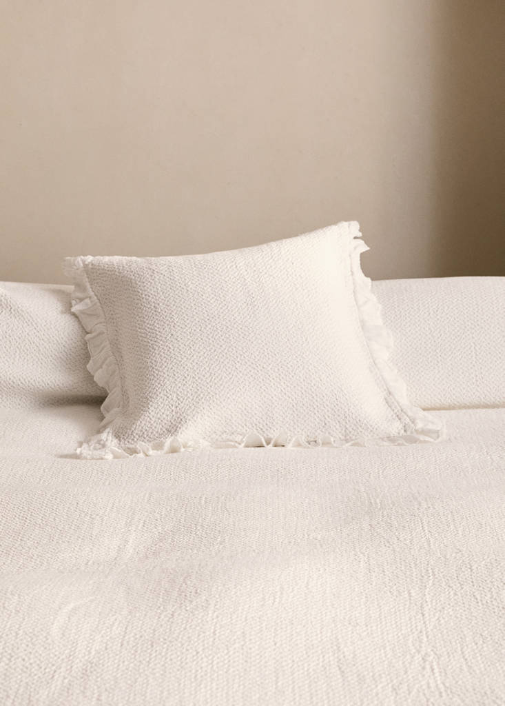 Cotton bed cushion cover with ruffle finish 50x50 cm