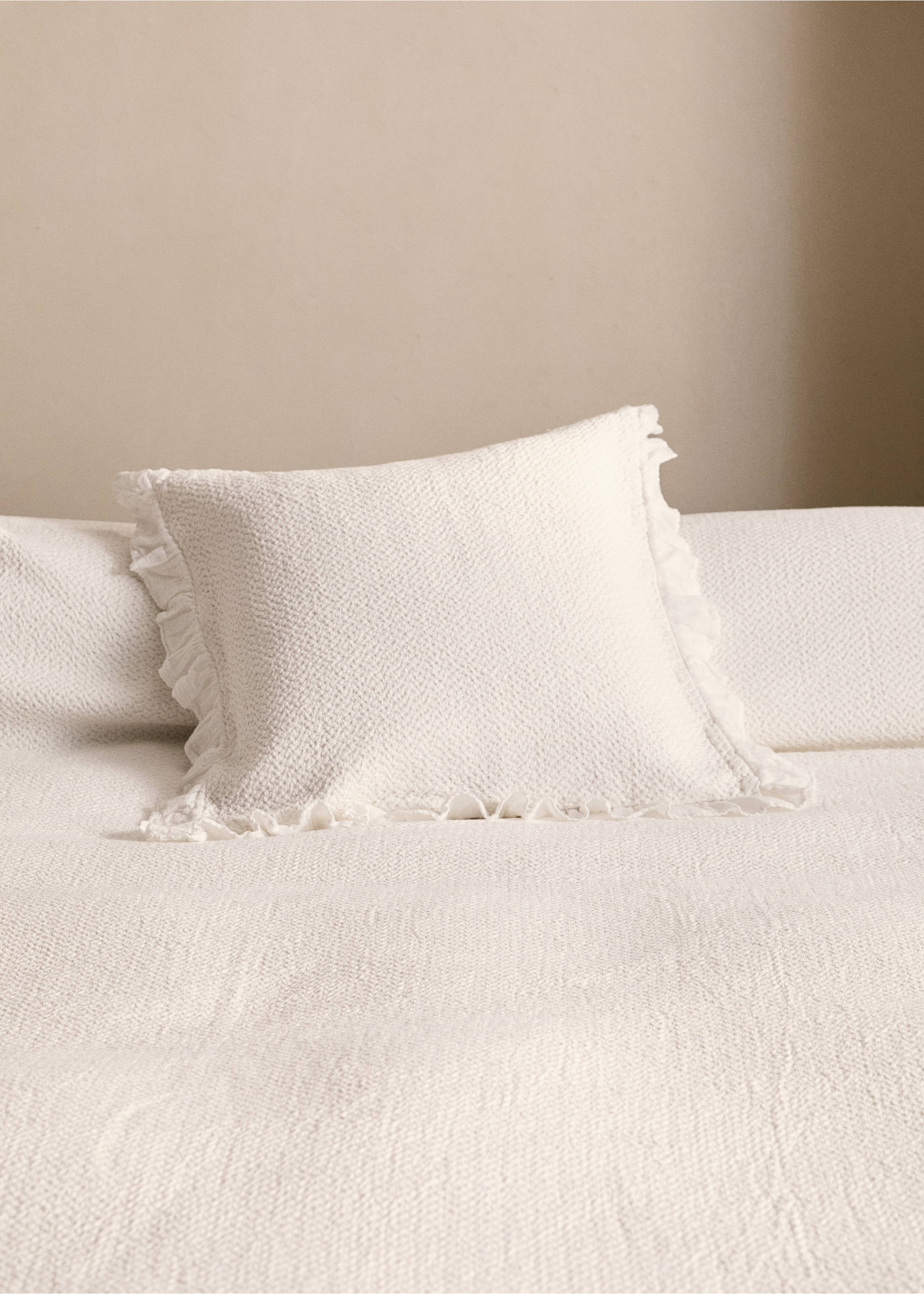 Cotton bed cushion cover with ruffle finish 50x50 cm - General plane, Ecru. Ref: 37062926-00.