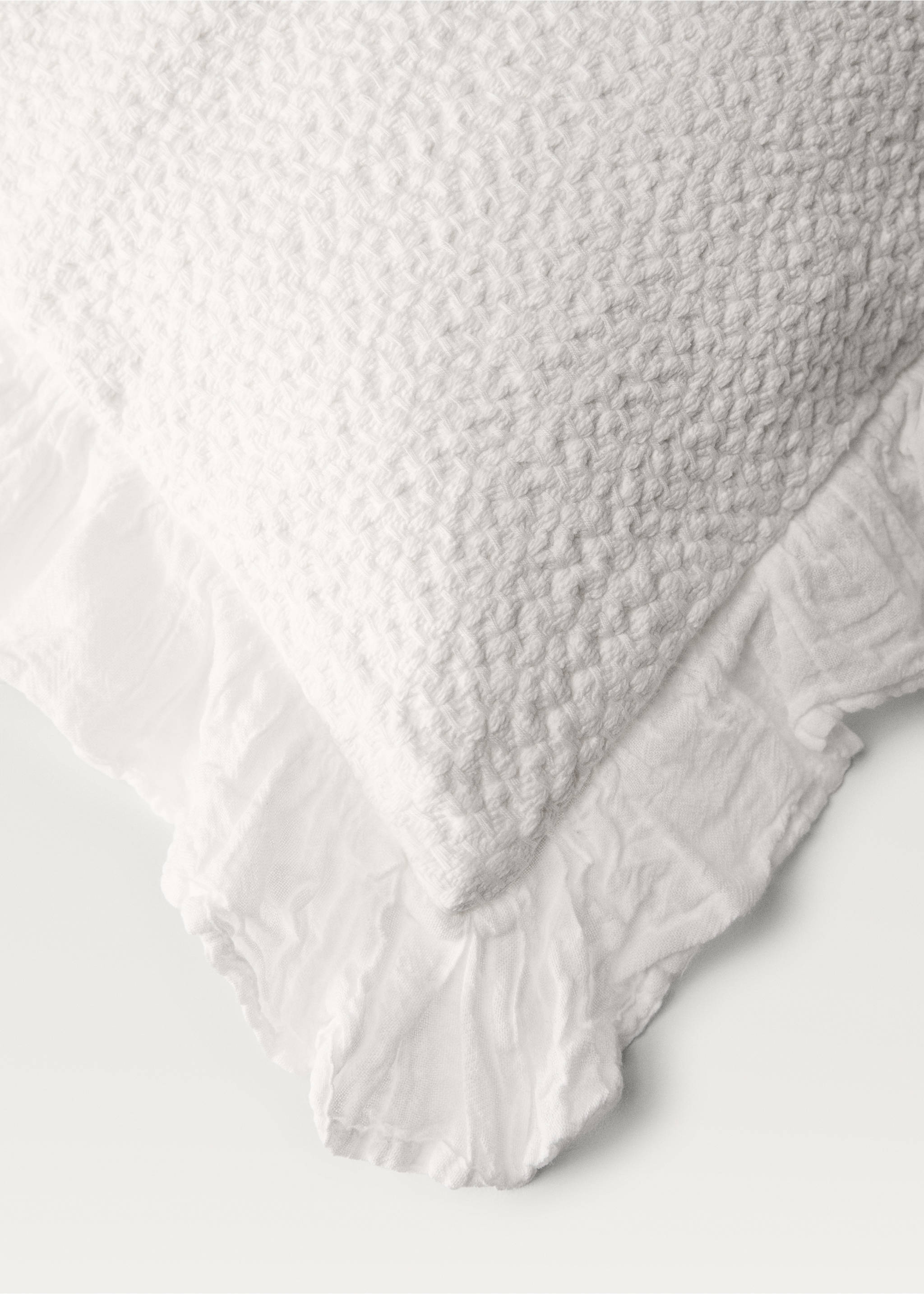Cotton bed cushion cover with ruffle finish 50x50 cm - Details of the article 2, Ecru. Ref: 37062926-00.