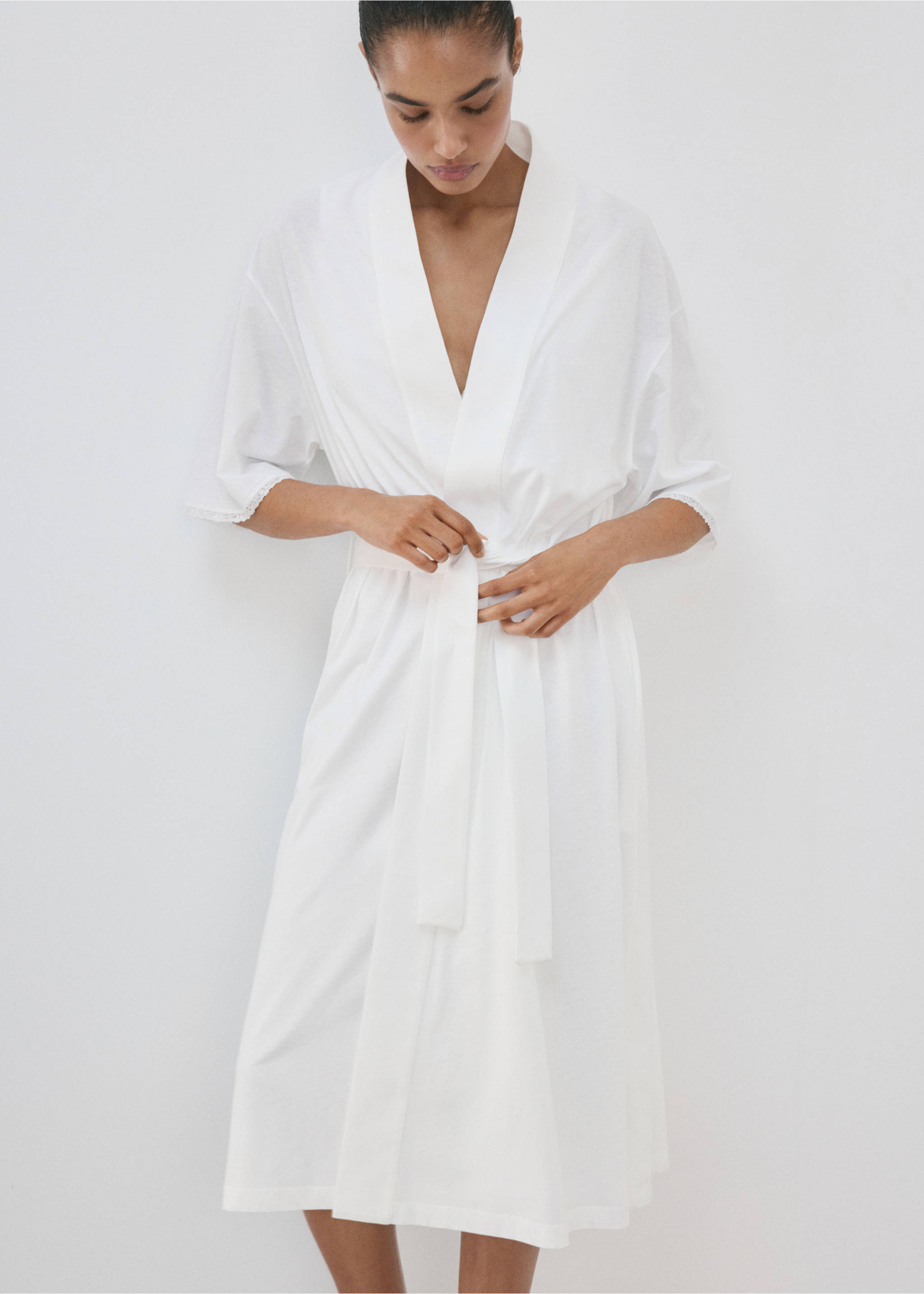 Cotton robe with lace - Medium plane, White. Ref: 37062936-00.