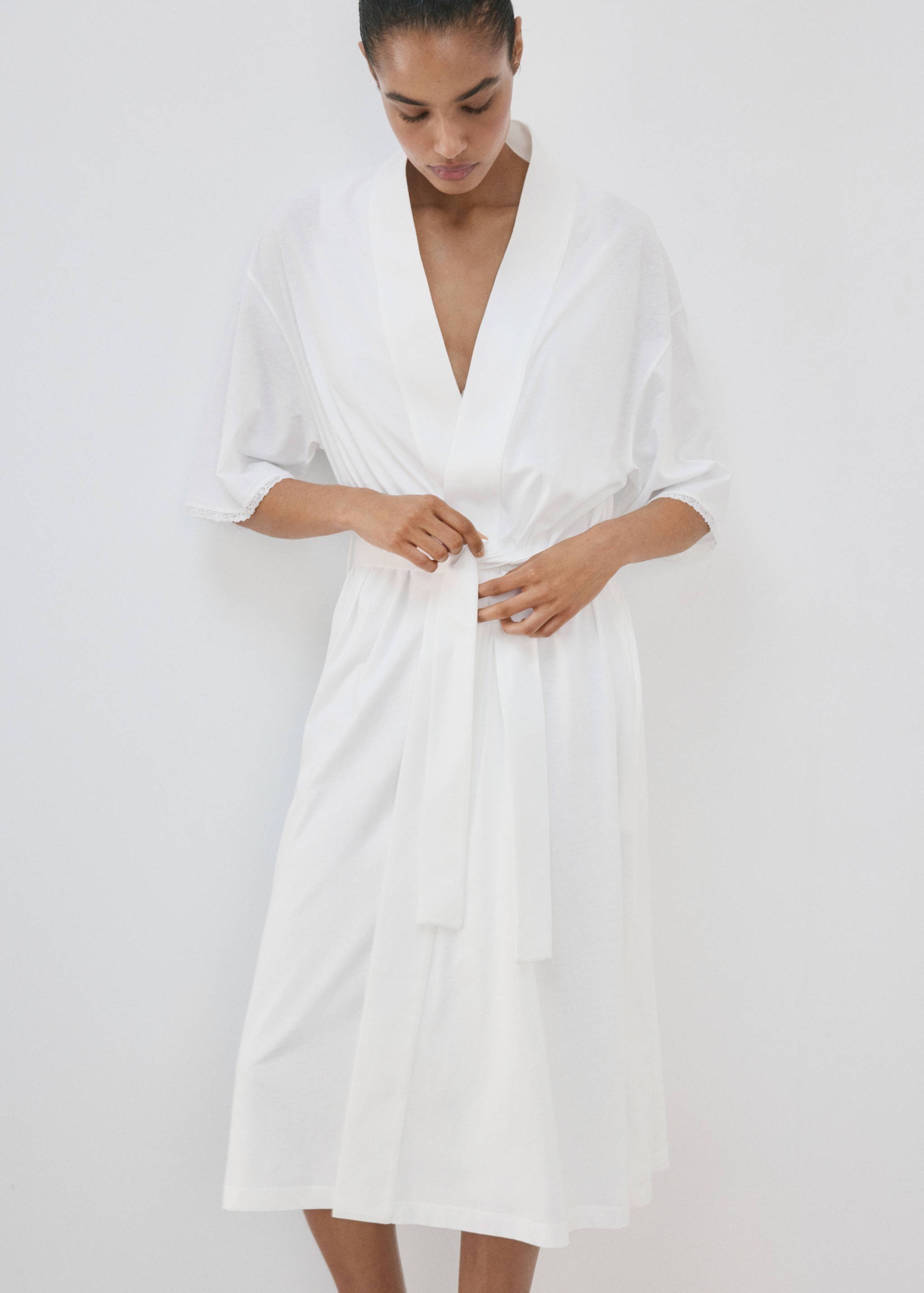 Cotton robe with lace - Medium plane