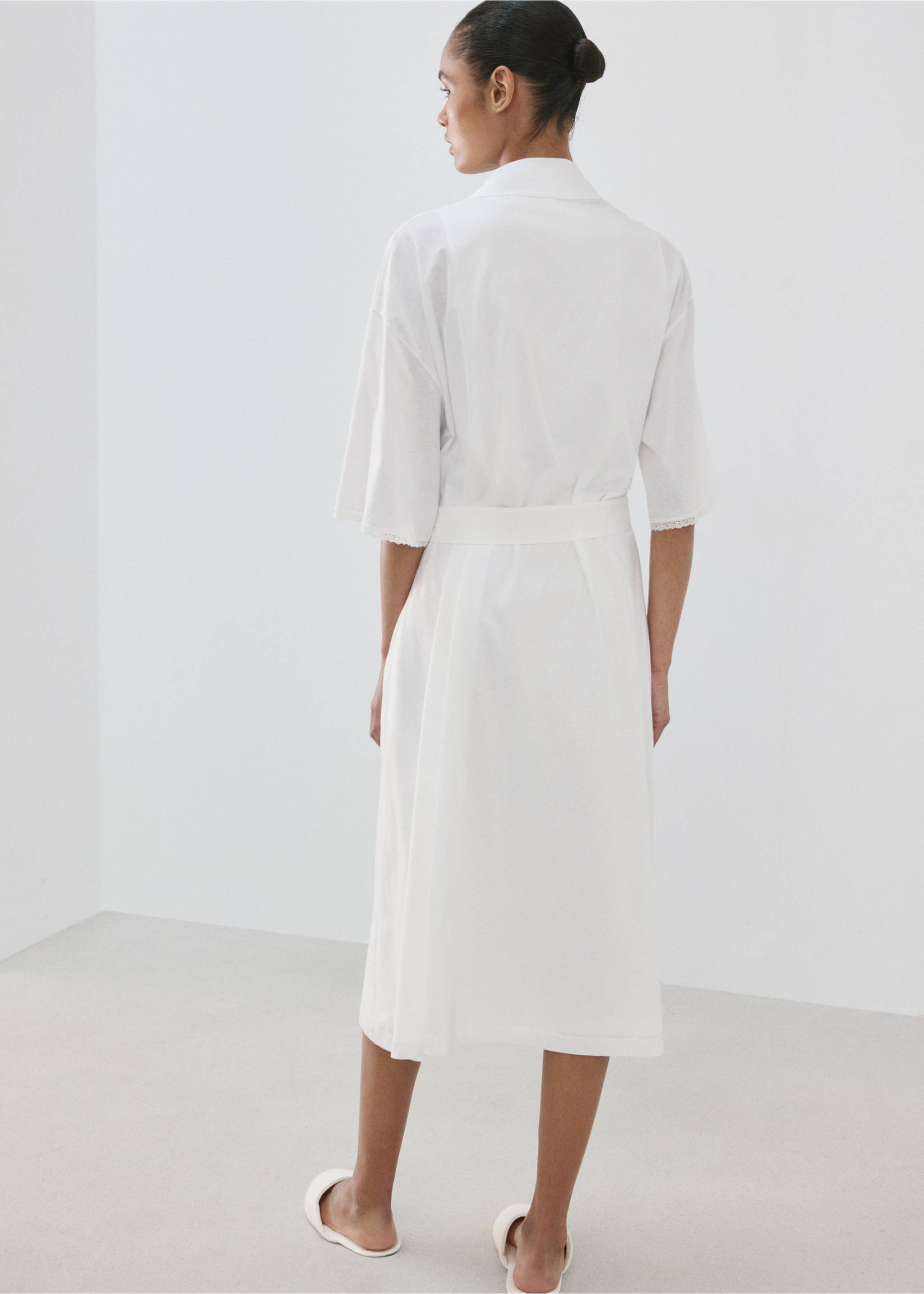 Cotton robe with lace - Reverse of the article, White. Ref: 37062936-00.