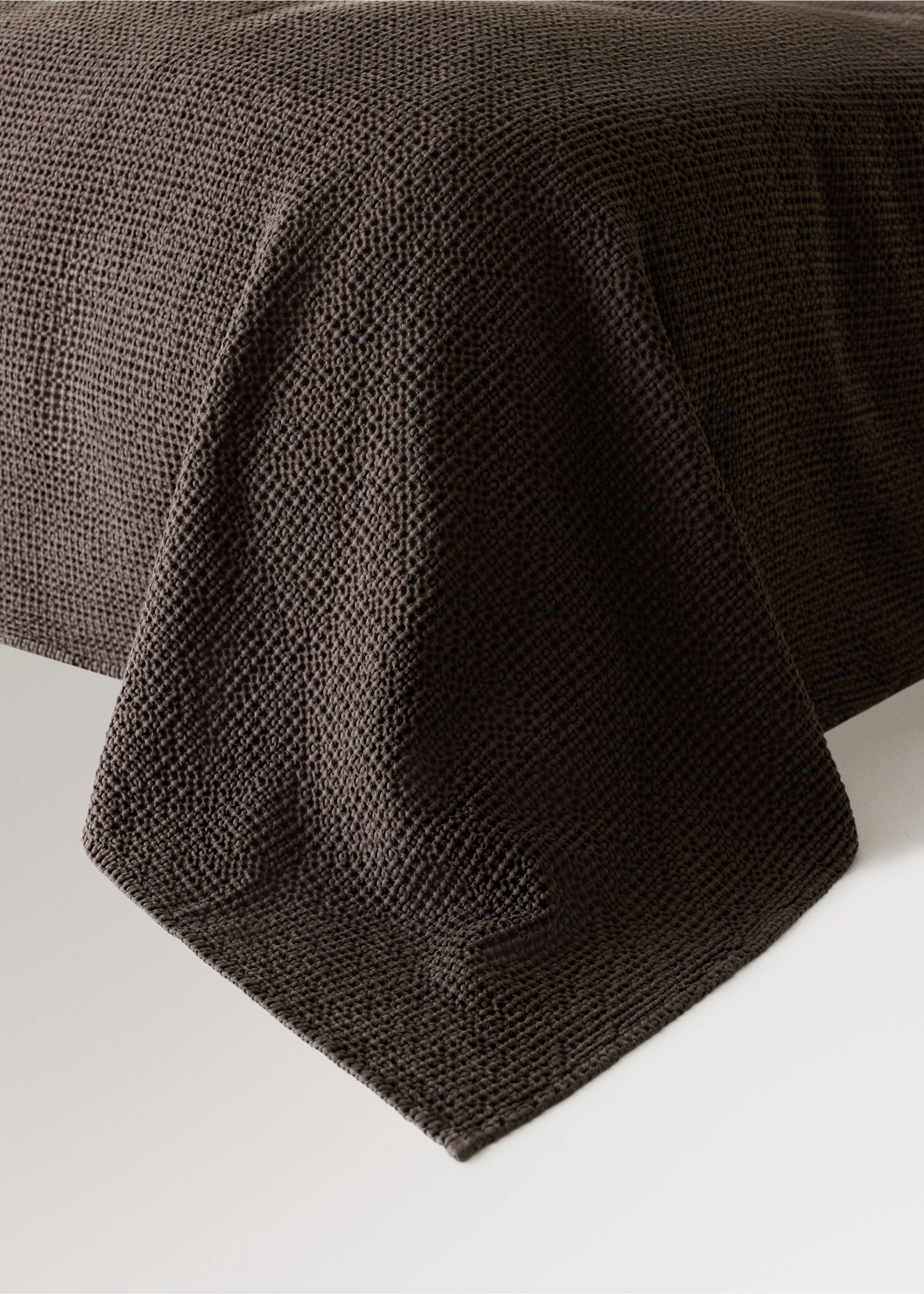 Garment dyed cotton bedspread for bed sizes 135/140/150 cm - Details of the article 8, Brown. Ref: 37062939-00.