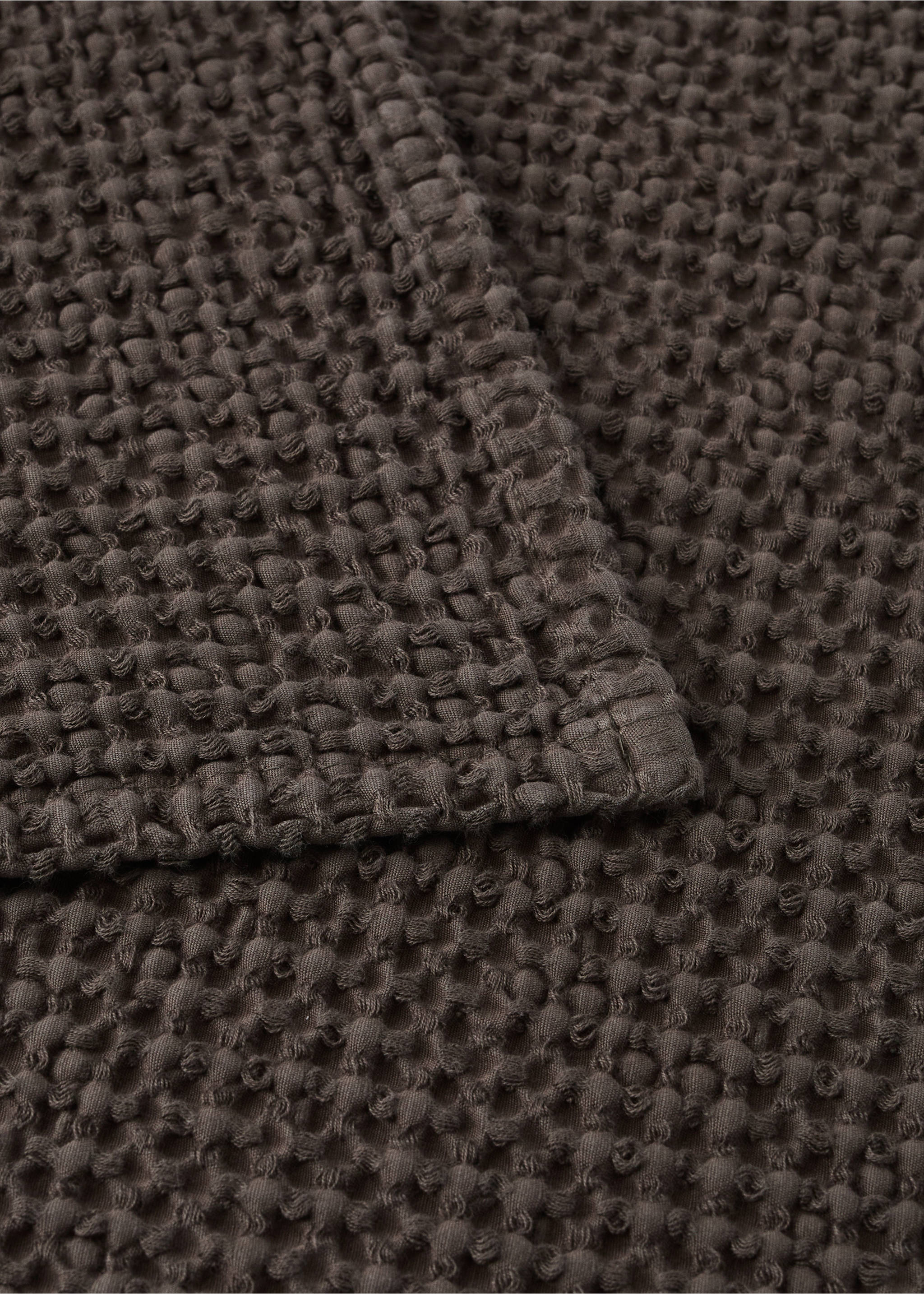 Garment dyed cotton bedspread for bed sizes 135/140/150 cm - Details of the article 2, Brown. Ref: 37062939-00.