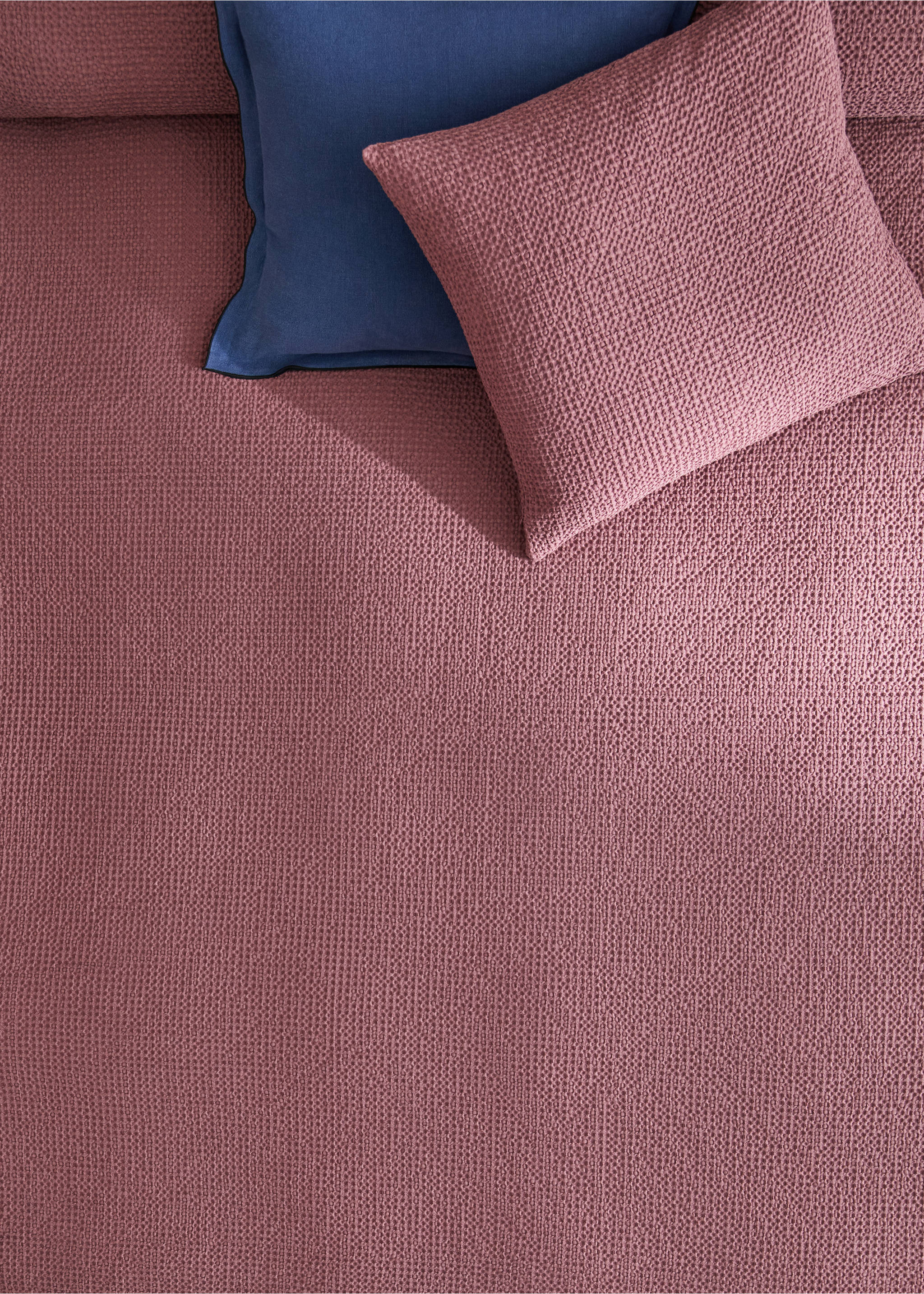 Garment dyed cotton bedspread for bed sizes 135/140/150 cm - Details of the article 7, Cherry. Ref: 37062939-00.