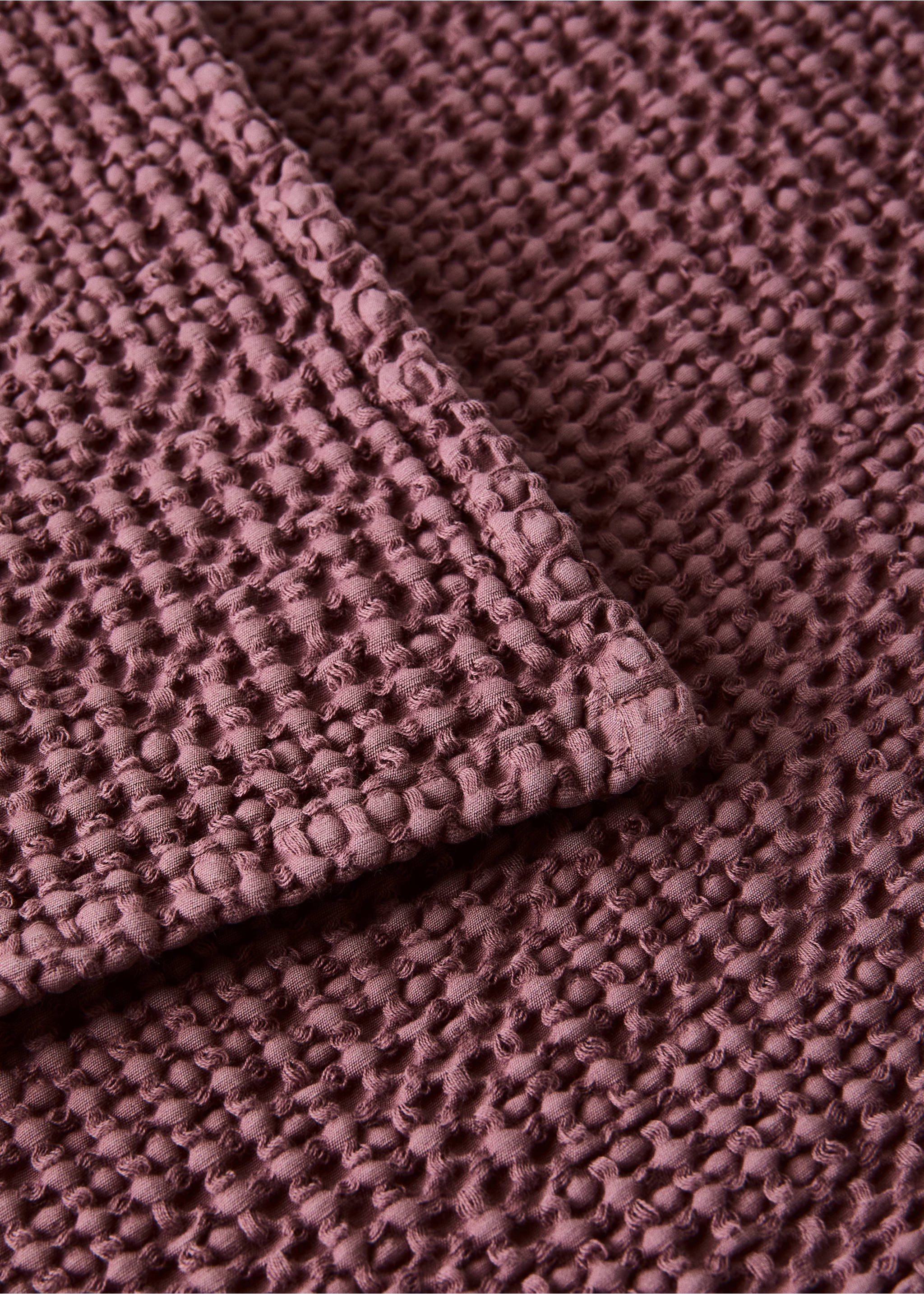 Garment dyed cotton bedspread for bed sizes 135/140/150 cm - Details of the article 1, Cherry. Ref: 37062939-00.