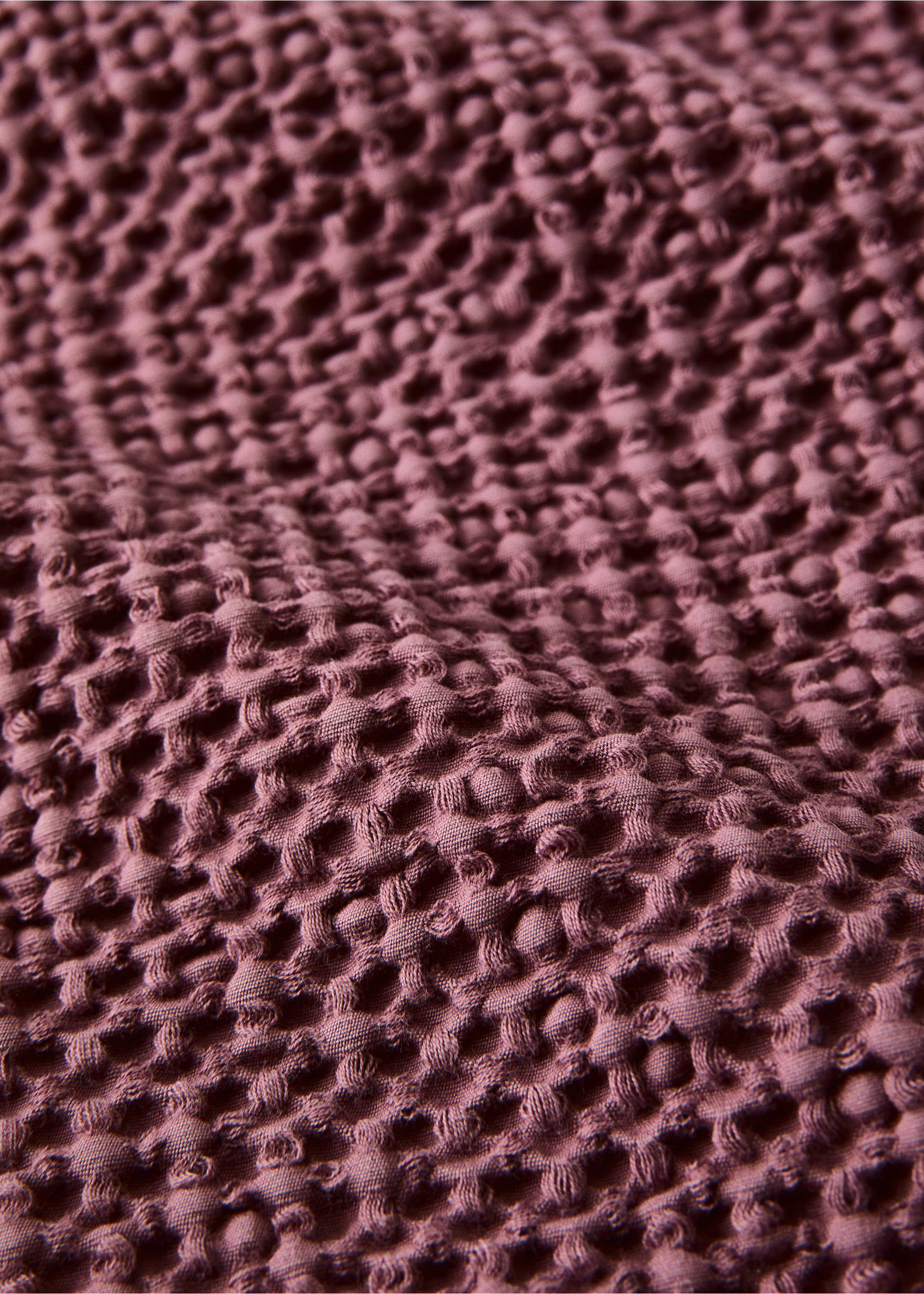Garment dyed cotton bedspread for bed sizes 135/140/150 cm - Details of the article 2, Cherry. Ref: 37062939-00.