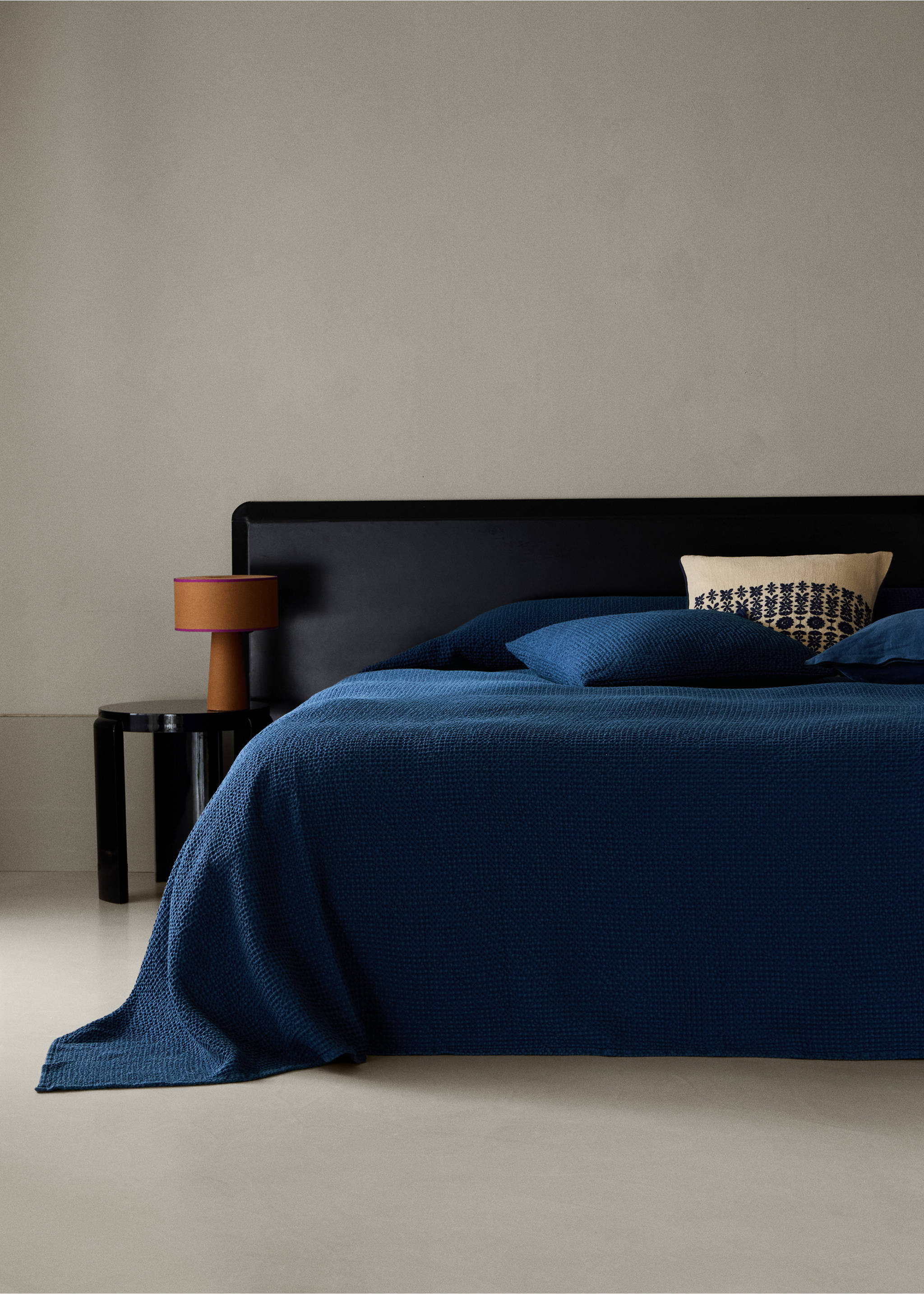 Garment dyed cotton bedspread Bed 180/200 cm - General plane, Indigo Blue. Ref: 37062940-00.