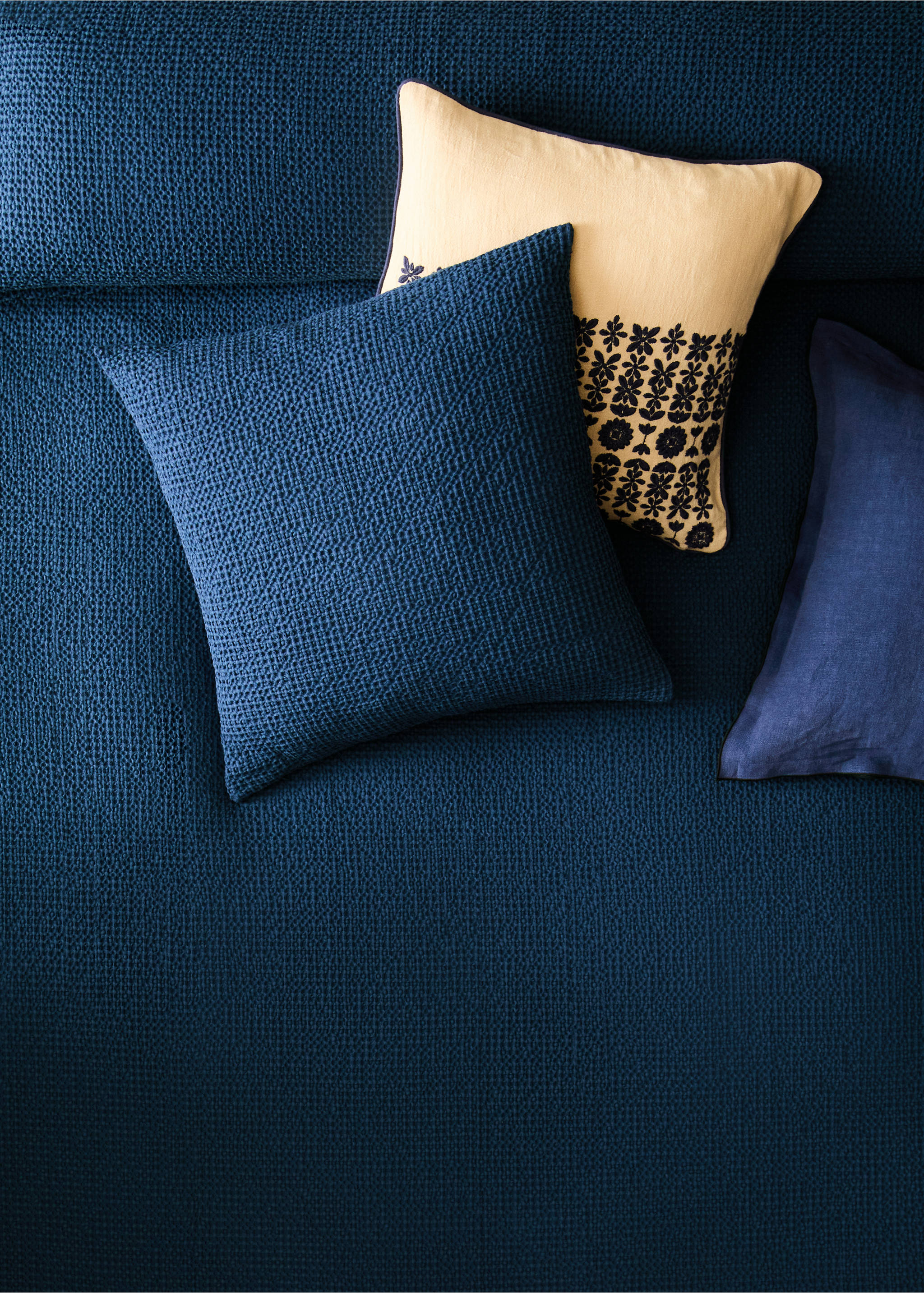 Garment dyed cotton bedspread Bed 180/200 cm - Details of the article 7, Indigo Blue. Ref: 37062940-00.