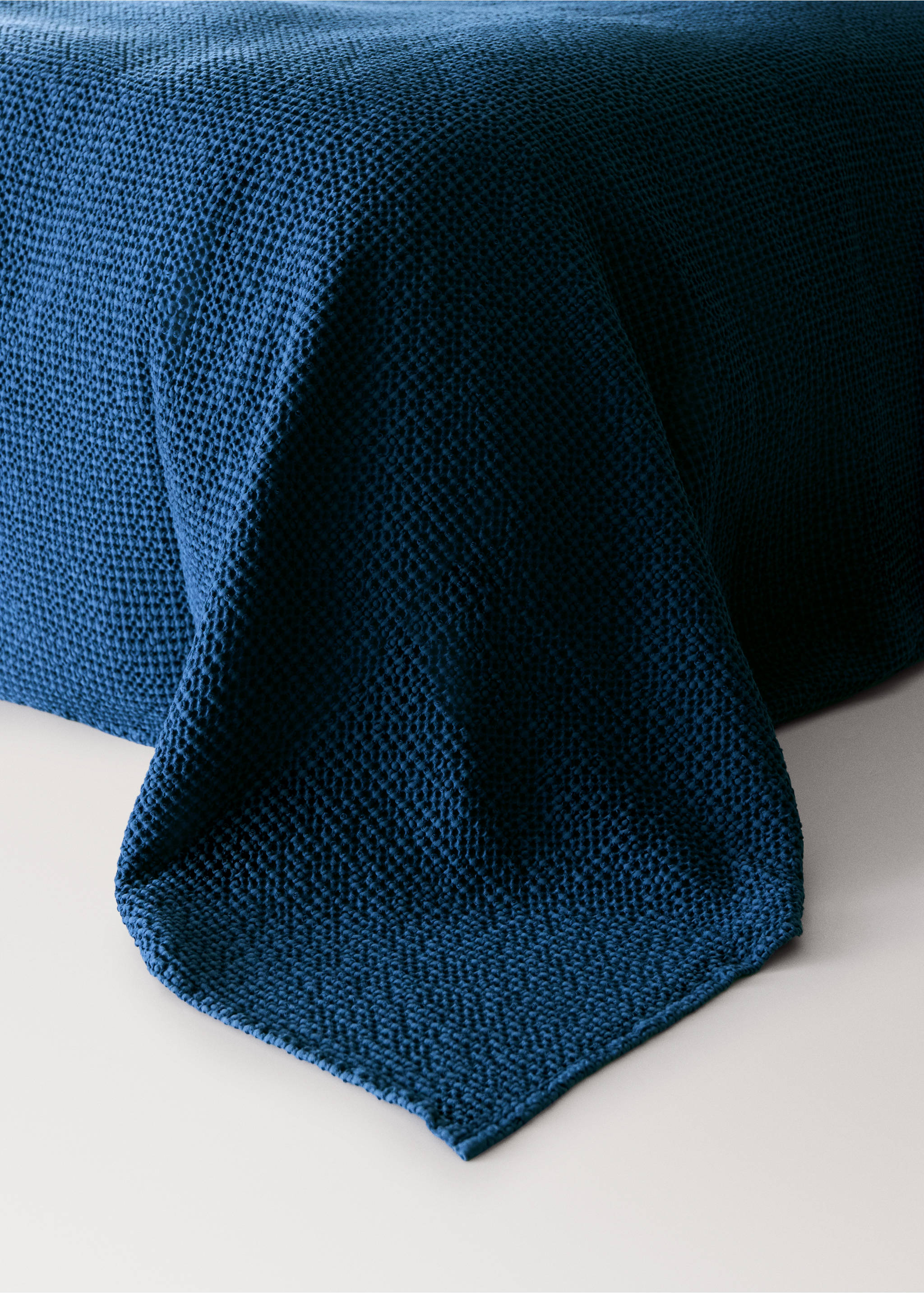 Garment dyed cotton bedspread Bed 180/200 cm - Details of the article 8, Indigo Blue. Ref: 37062940-00.