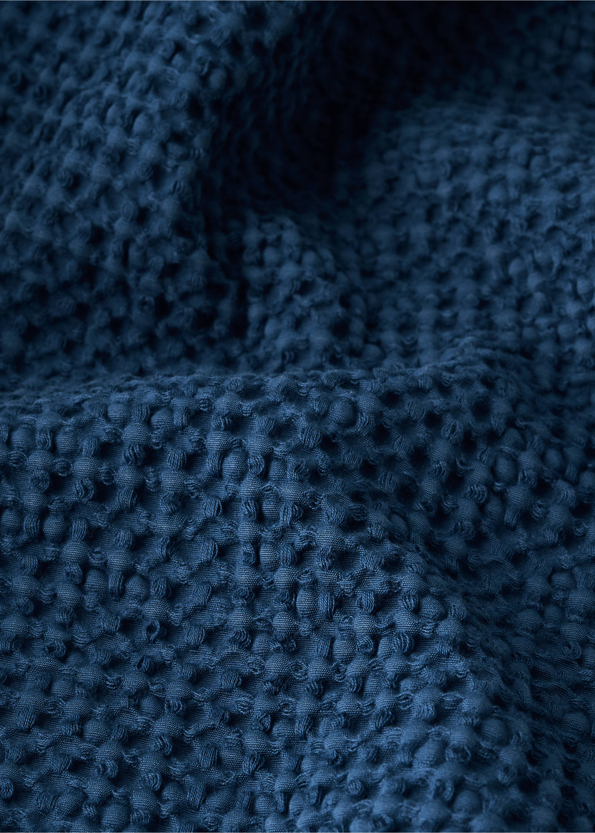 Garment dyed cotton bedspread Bed 180/200 cm - Details of the article 1, Indigo Blue. Ref: 37062940-00.