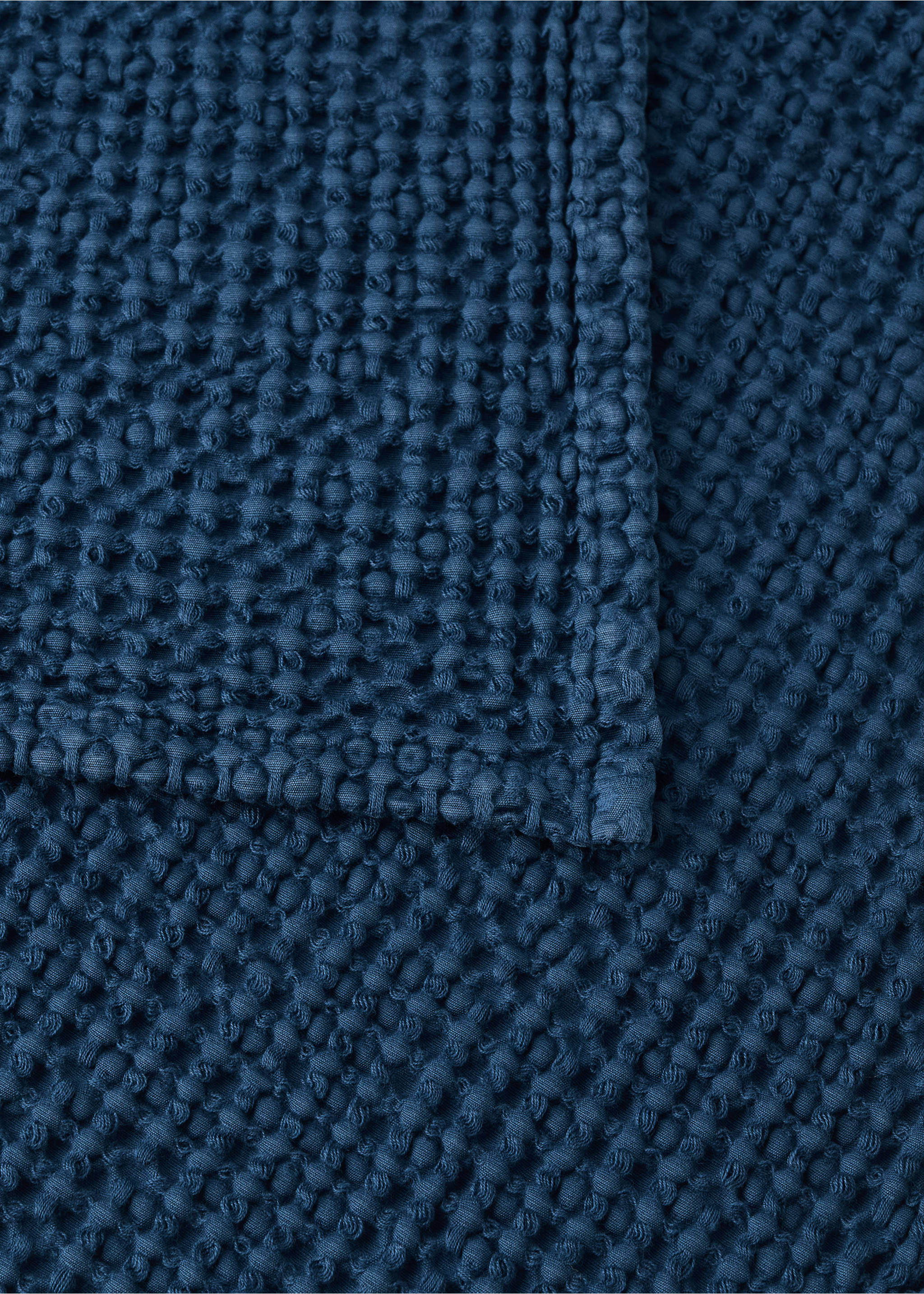 Garment dyed cotton bedspread Bed 180/200 cm - Details of the article 2, Indigo Blue. Ref: 37062940-00.