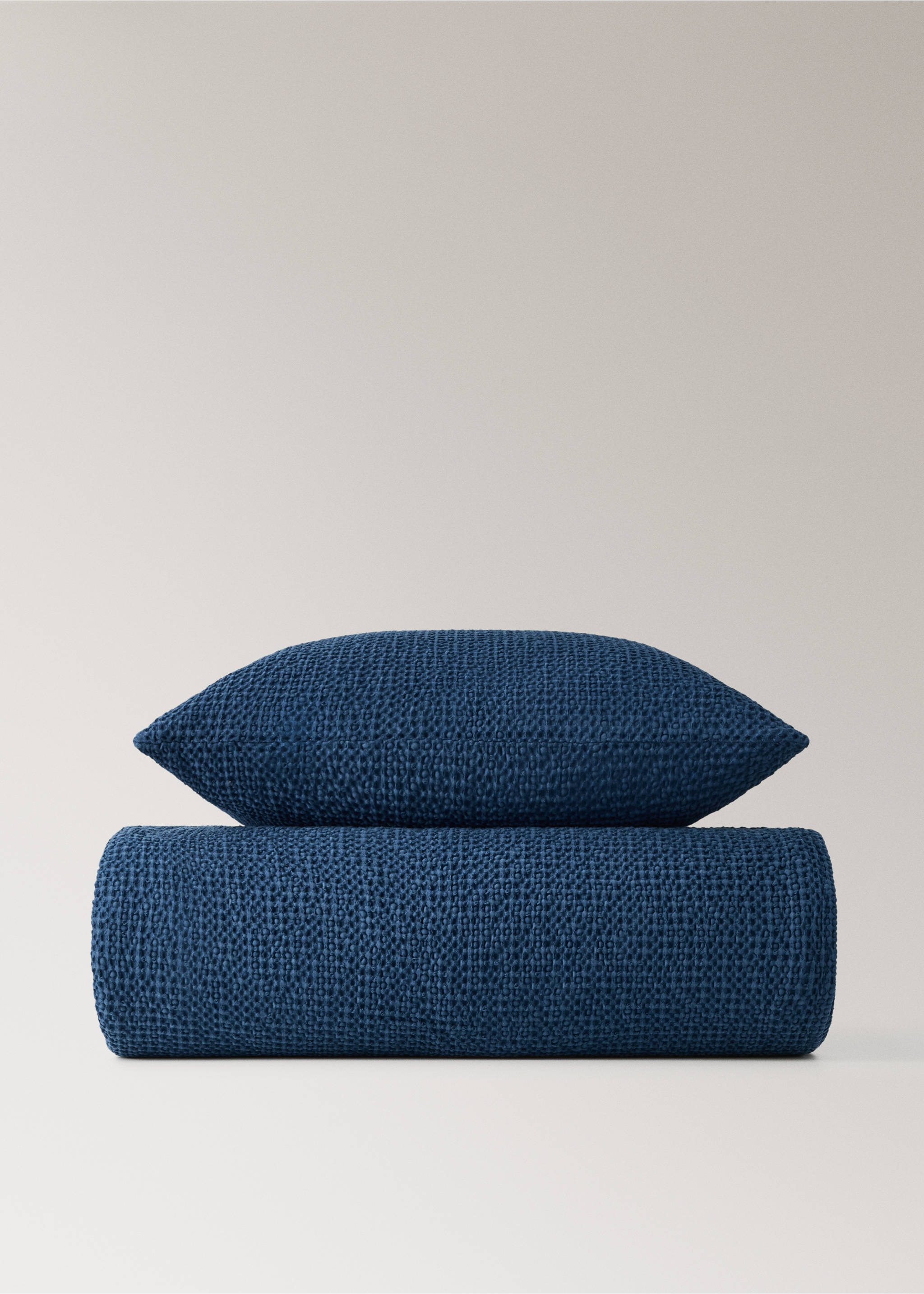 Garment dyed cotton bedspread Bed 180/200 cm - Details of the article 3, Indigo Blue. Ref: 37062940-00.