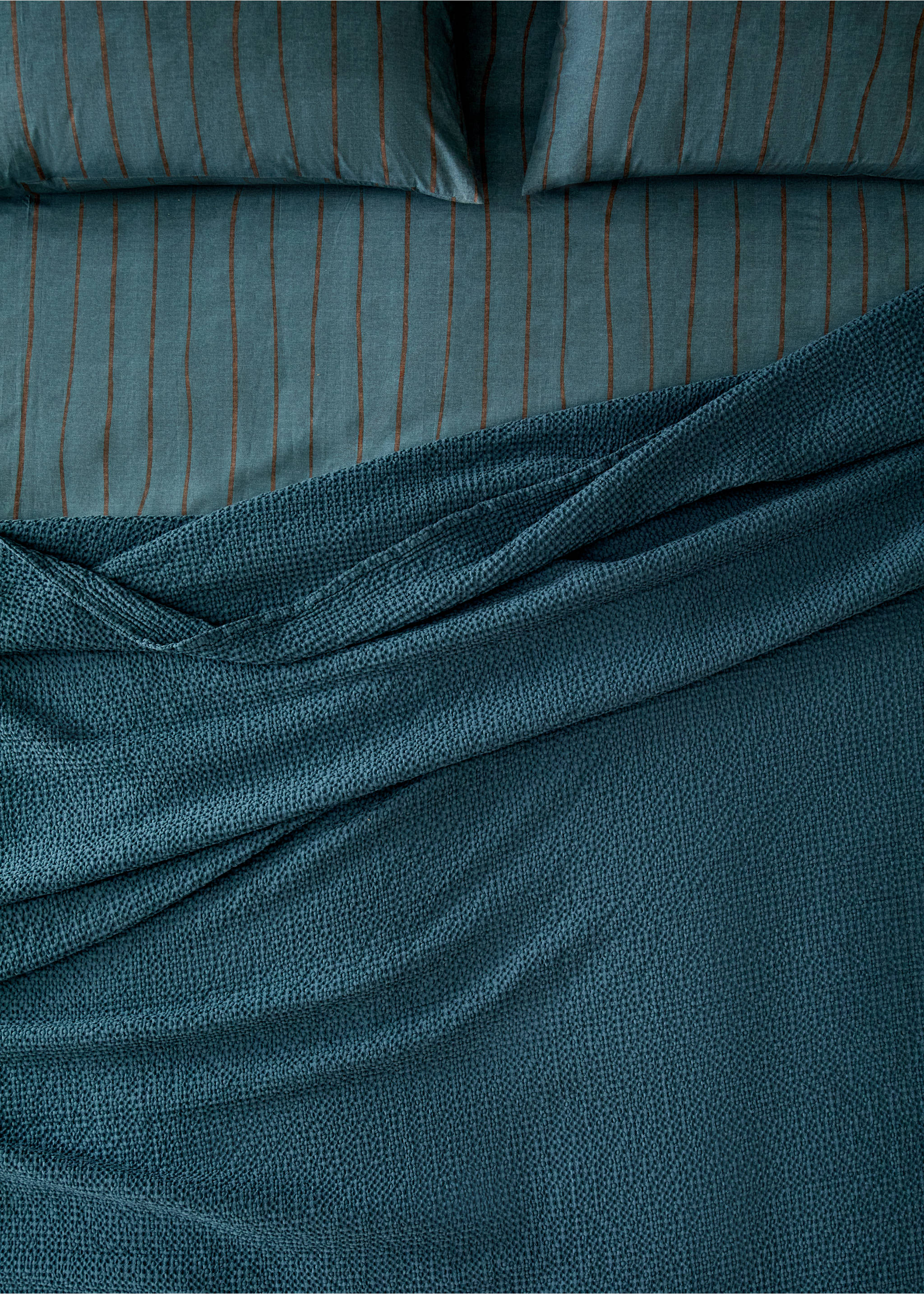 Garment dyed cotton bedspread Bed 180/200 cm - Details of the article 7, Petrol Blue. Ref: 37062940-00.