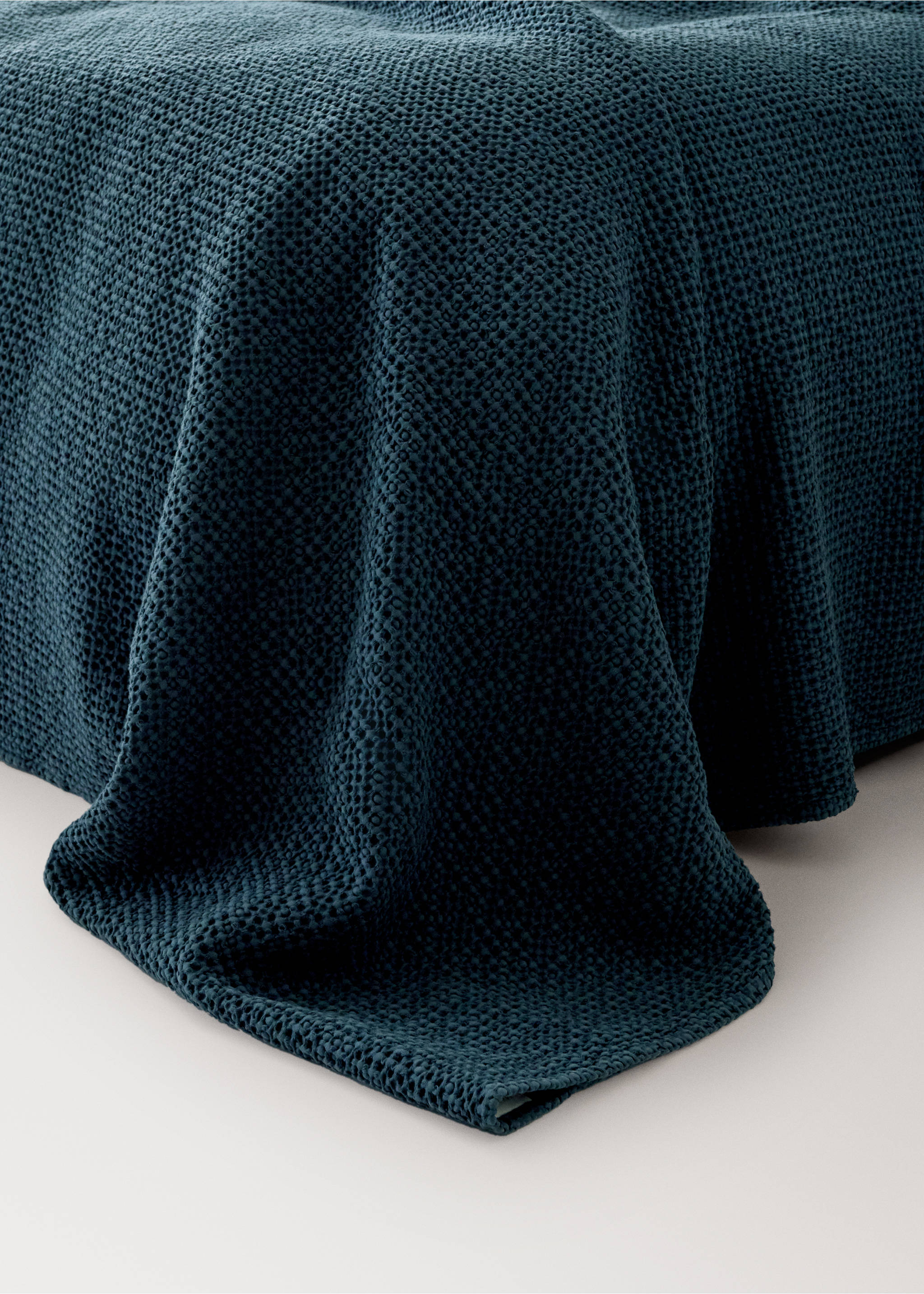 Garment dyed cotton bedspread Bed 180/200 cm - Details of the article 8, Petrol Blue. Ref: 37062940-00.