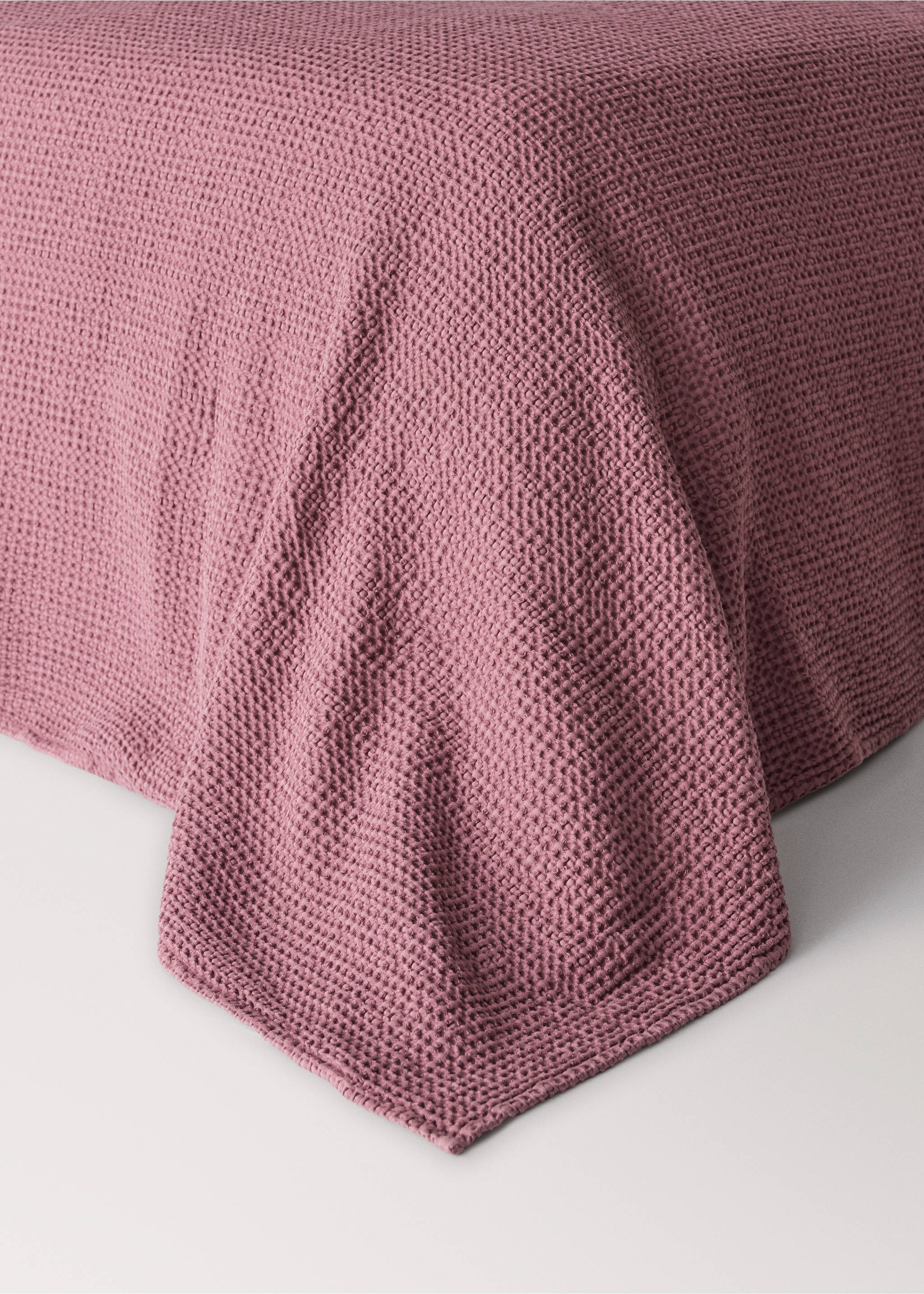 Garment dyed cotton bedspread Bed 180/200 cm - Details of the article 8, Cherry. Ref: 37062940-00.