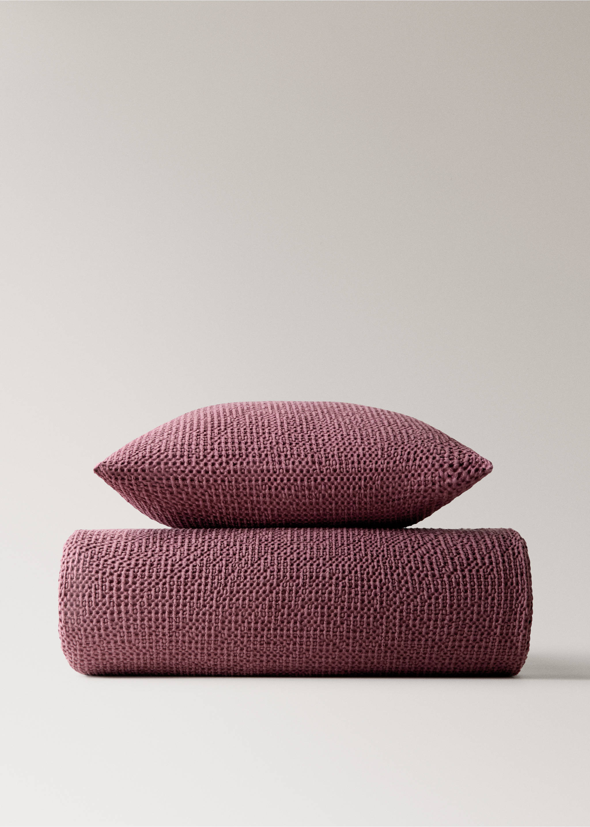 Garment dyed cotton bedspread Bed 180/200 cm - Details of the article 3, Cherry. Ref: 37062940-00.