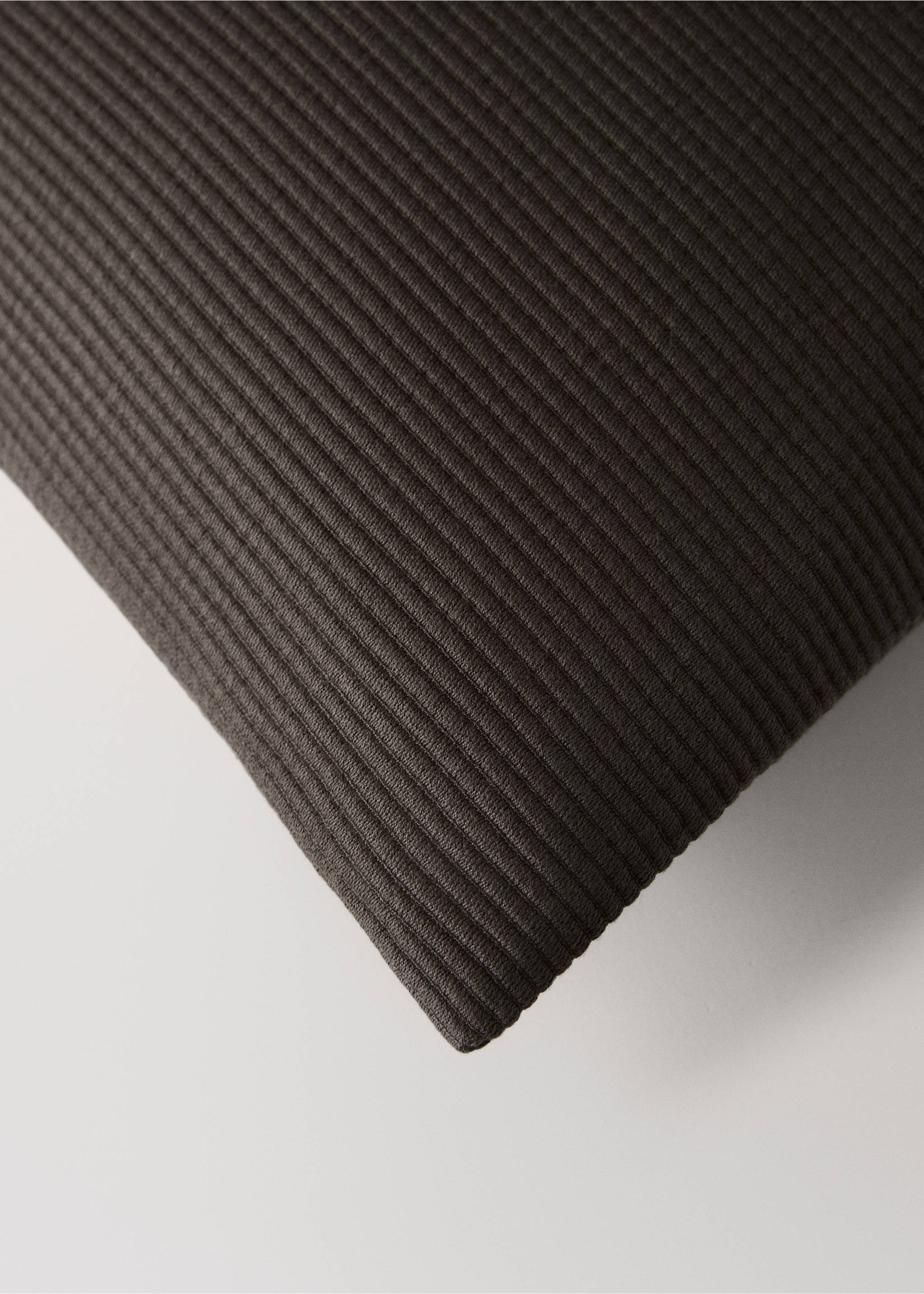 Bed cushion cas royal - Details of the article 1, Chocolate. Ref: 37062943-00.