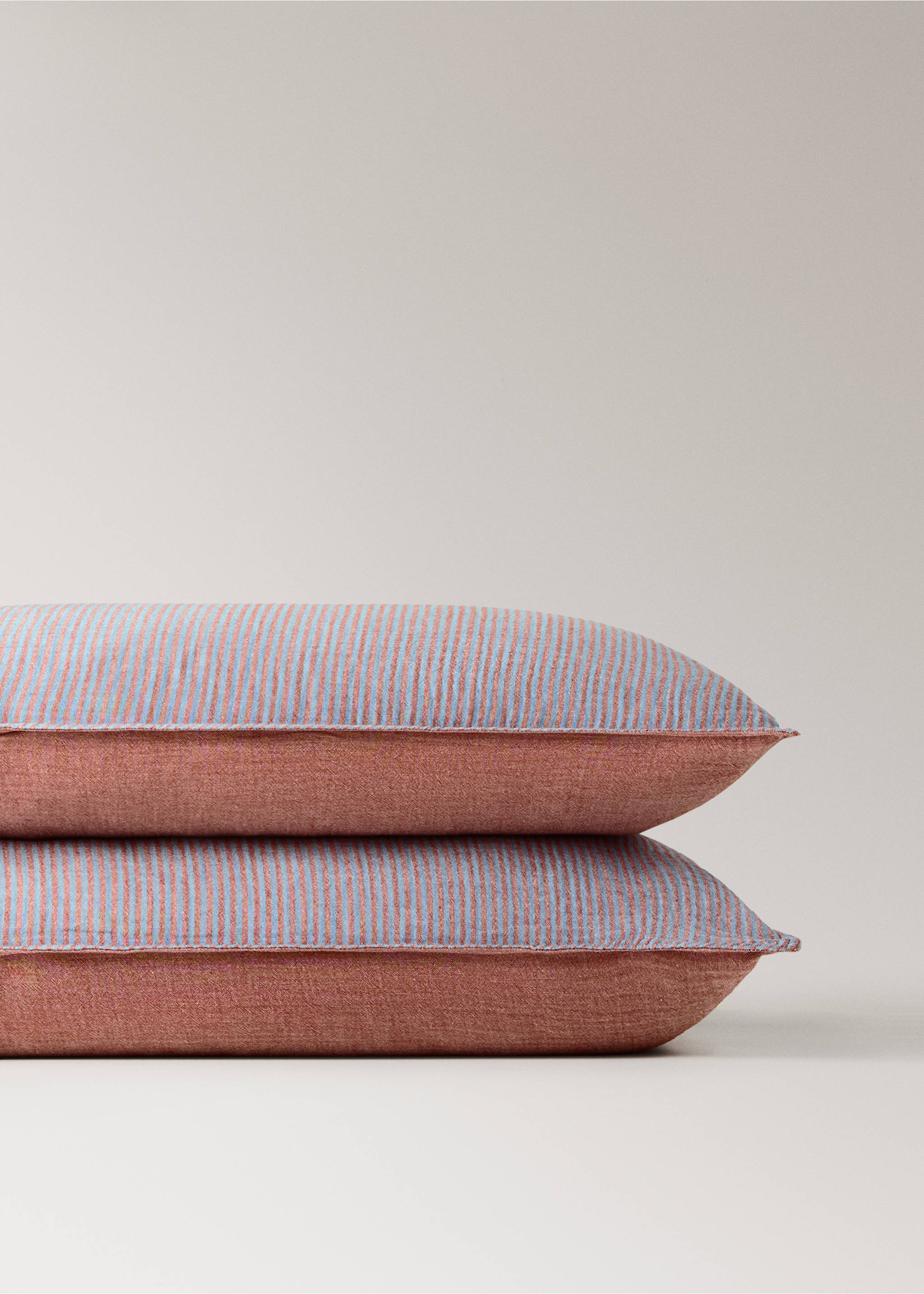 Two reversible striped cotton gauze pillowcases 50x75 cm - Details of the article 3, Medium Pink. Ref: 37063040-00.