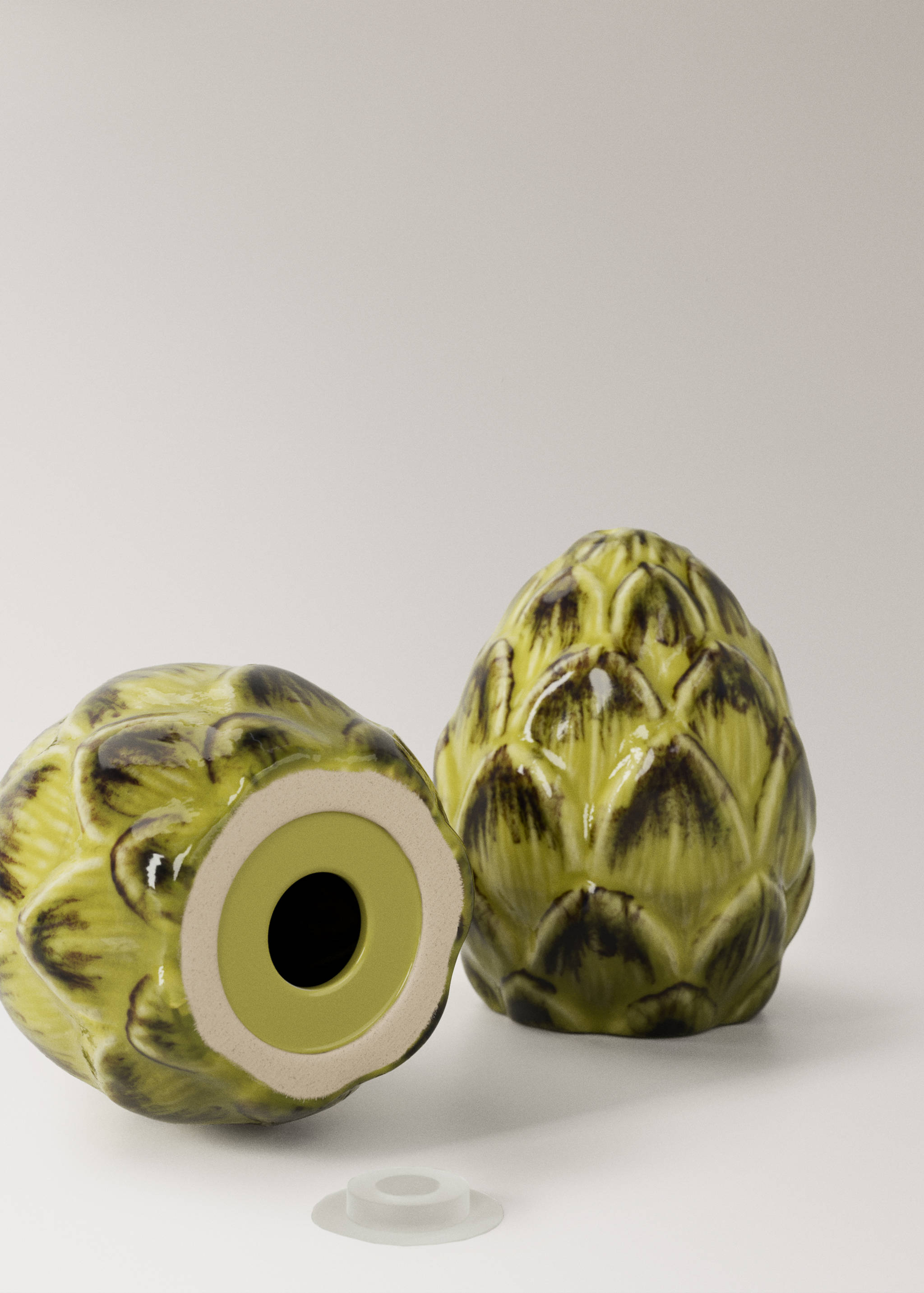 Artichoke stoneware salt and pepper shaker set - Details of the article 2