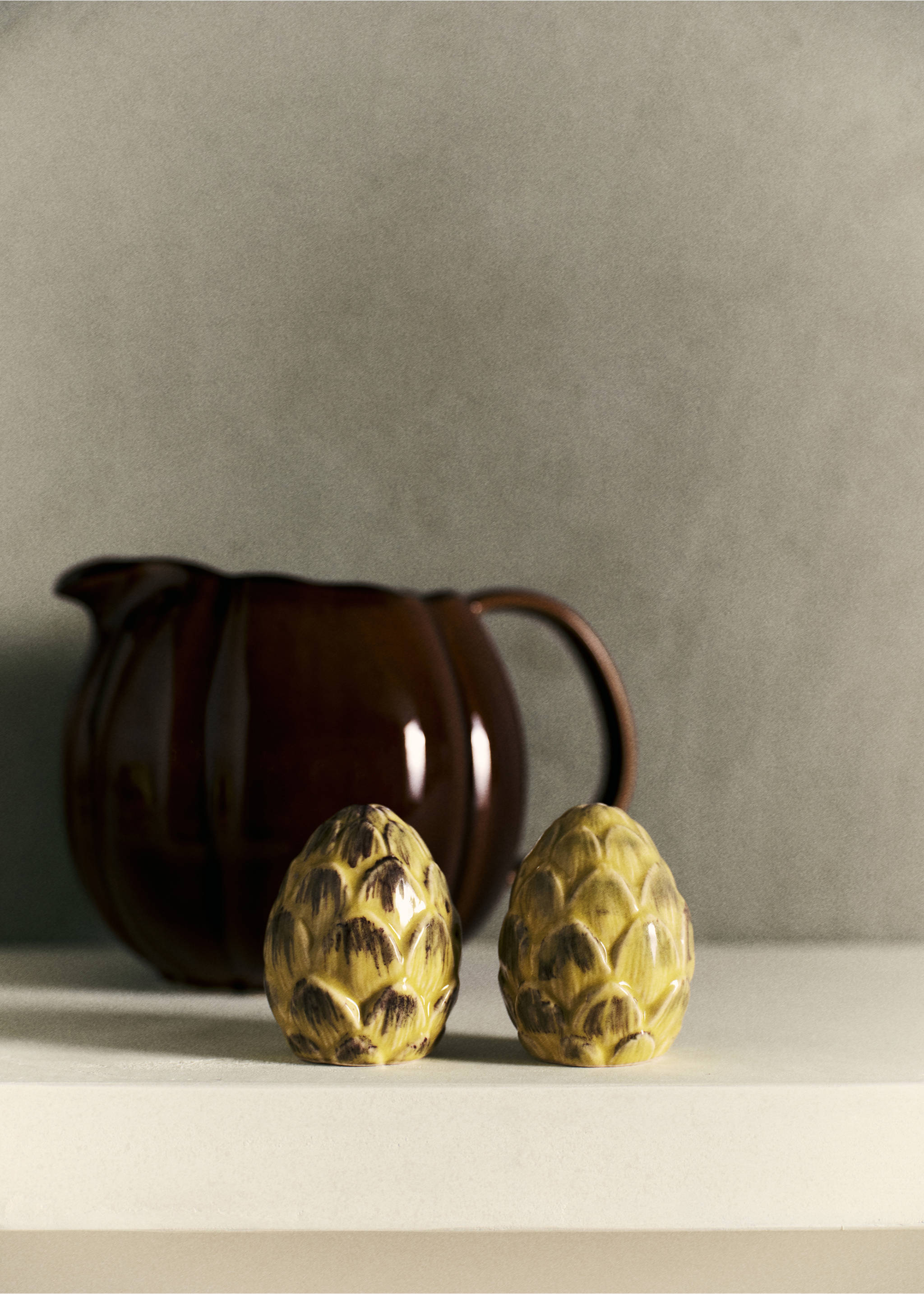 Green and brown artichoke-shaped ceramic salt and pepper shakers., Green Apple. Ref: 37063308-00.