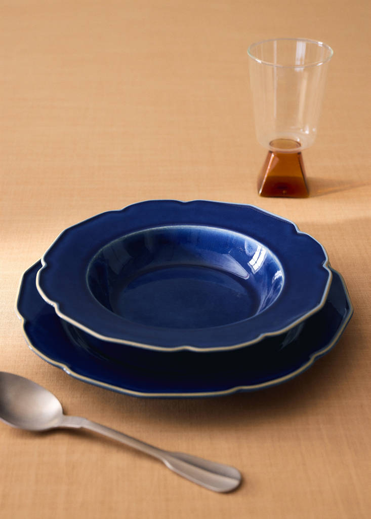 Stoneware deep plate with waves — Vibrant blue