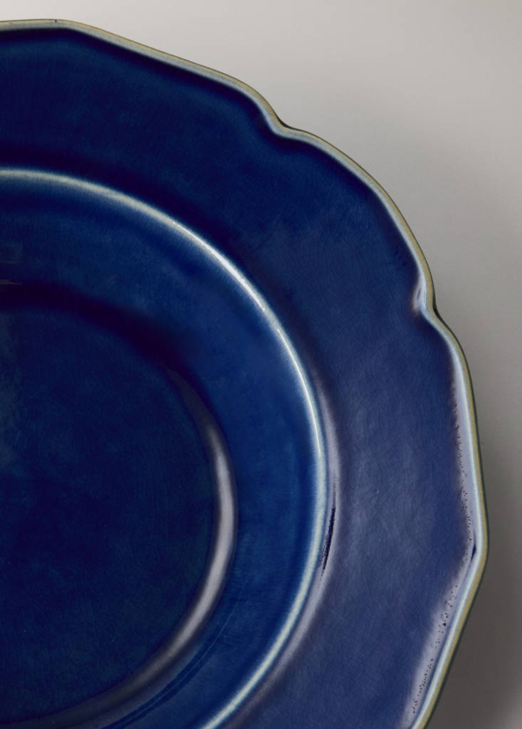 Stoneware deep plate with waves — Vibrant blue