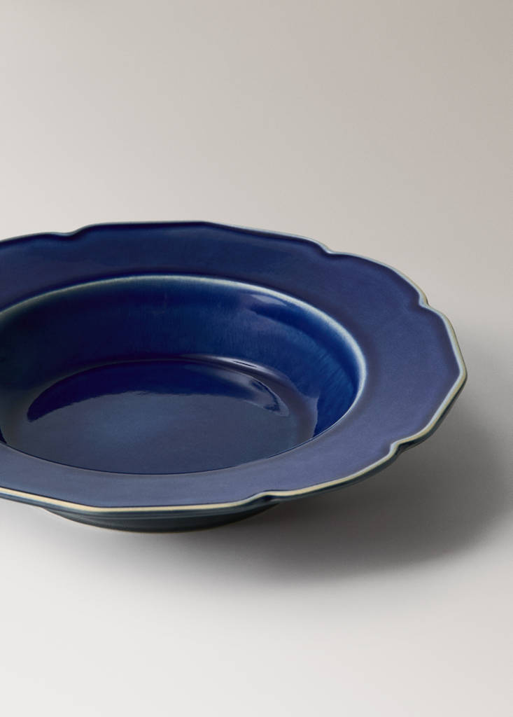 Stoneware deep plate with waves — Vibrant blue