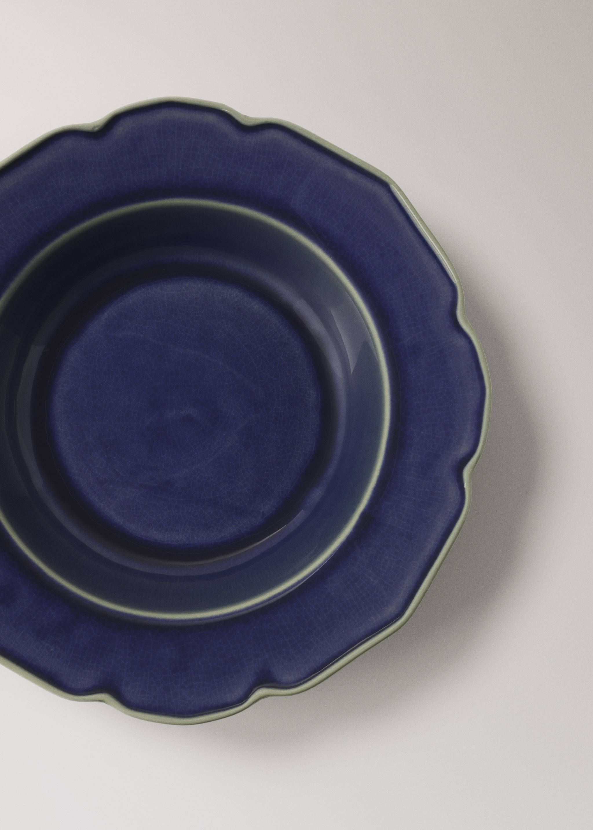 Tiefer Teller aus Steingut mit Wellenmuster - Detail des Artikels 2