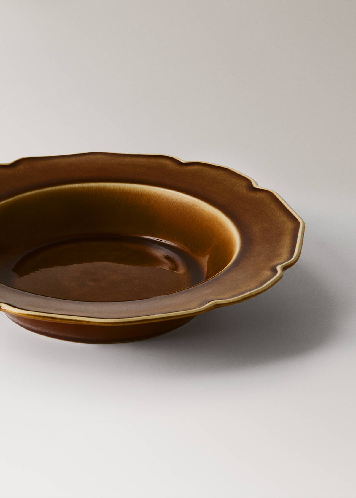 Stoneware deep plate with waves — Leather
