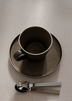 Stoneware tea cup and saucer — Chocolate 1