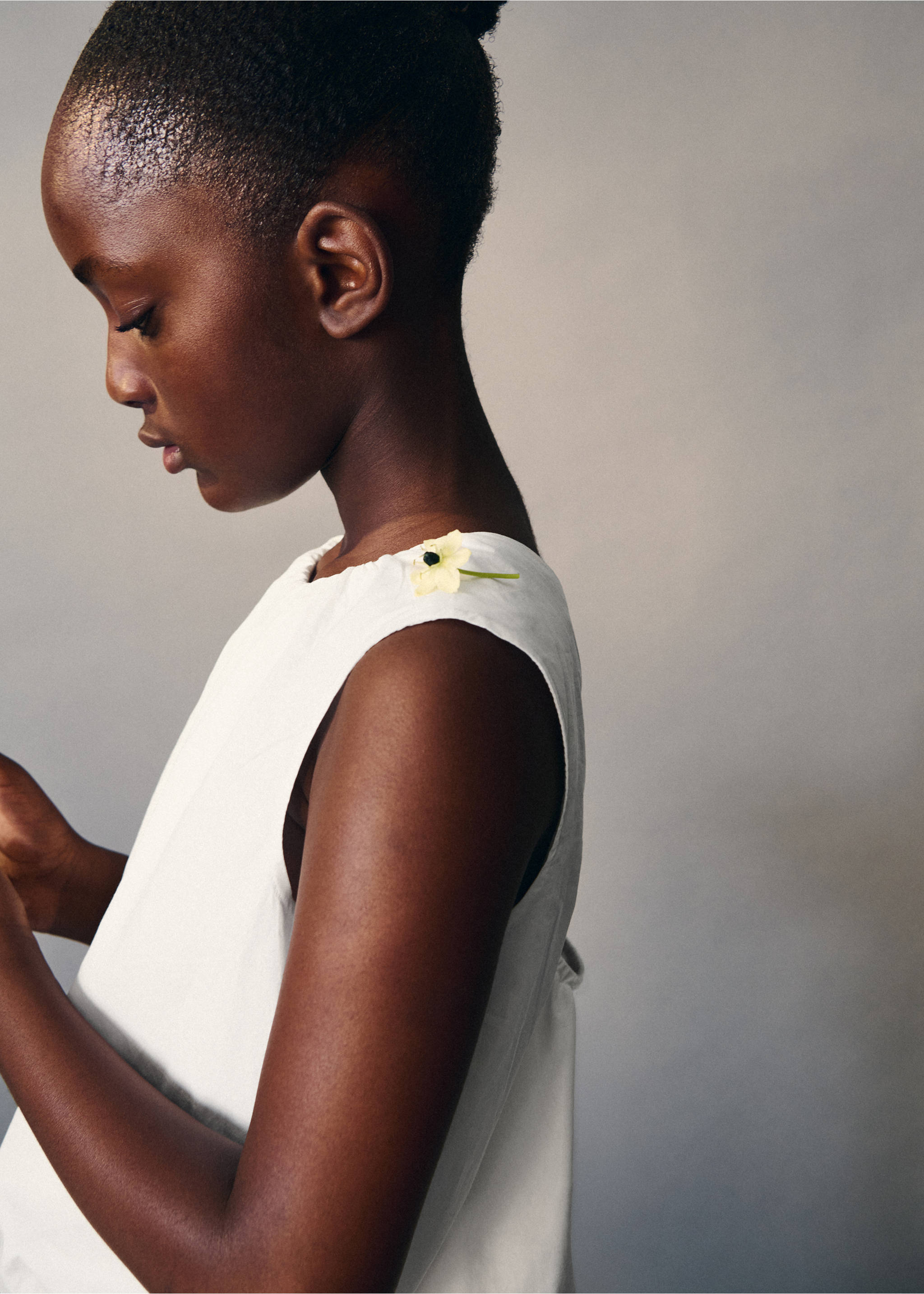 Cotton blouse with back slit - Details of the article 6, White. Ref: 37063314-00.