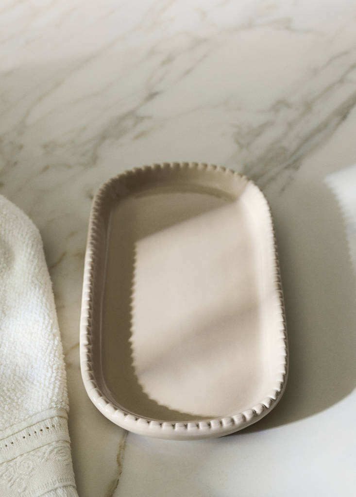 Wavy-edged ceramic tray — Beige