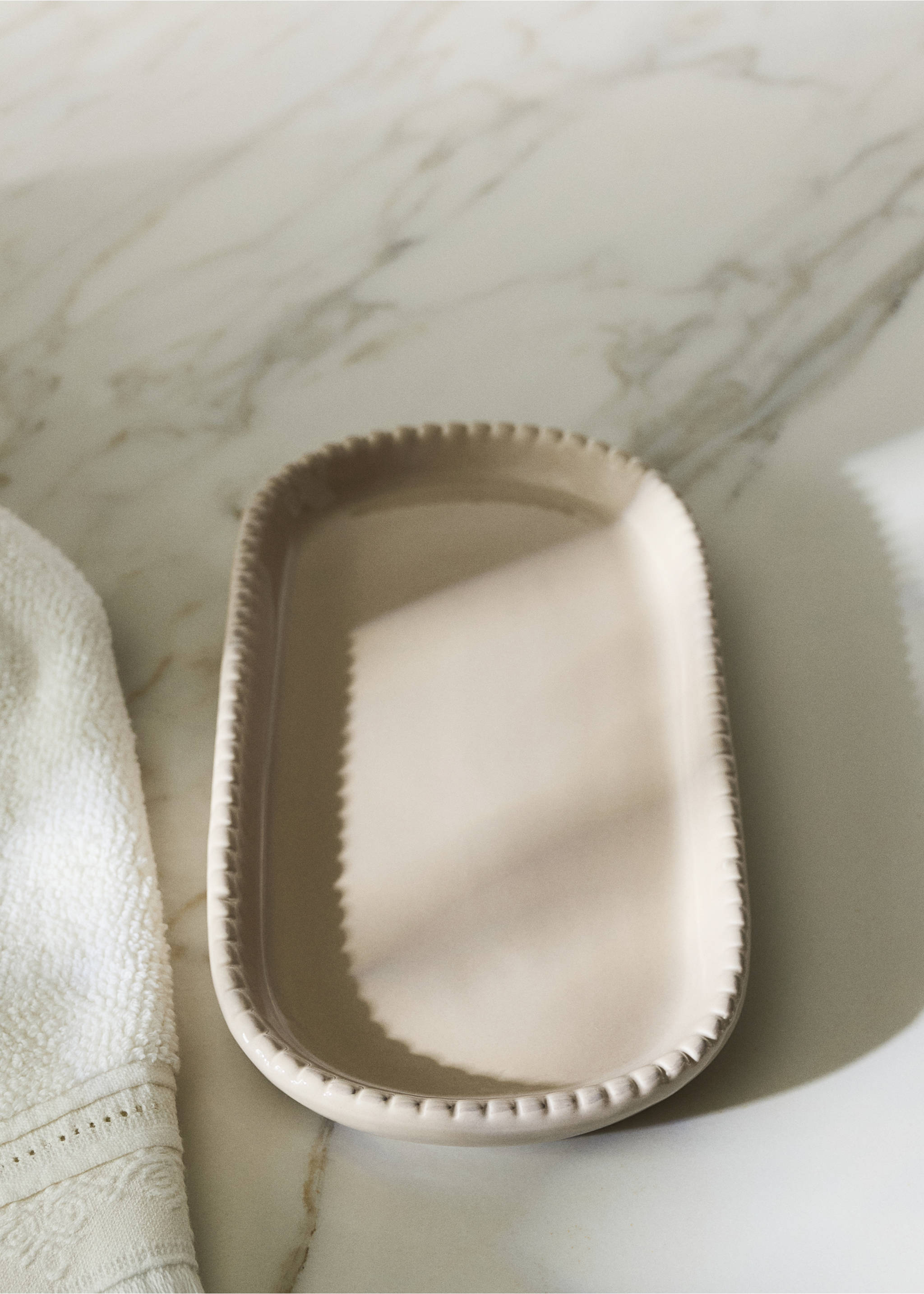 Wavy-edged earthenware tray - General plane, Beige. Ref: 37063858-00.