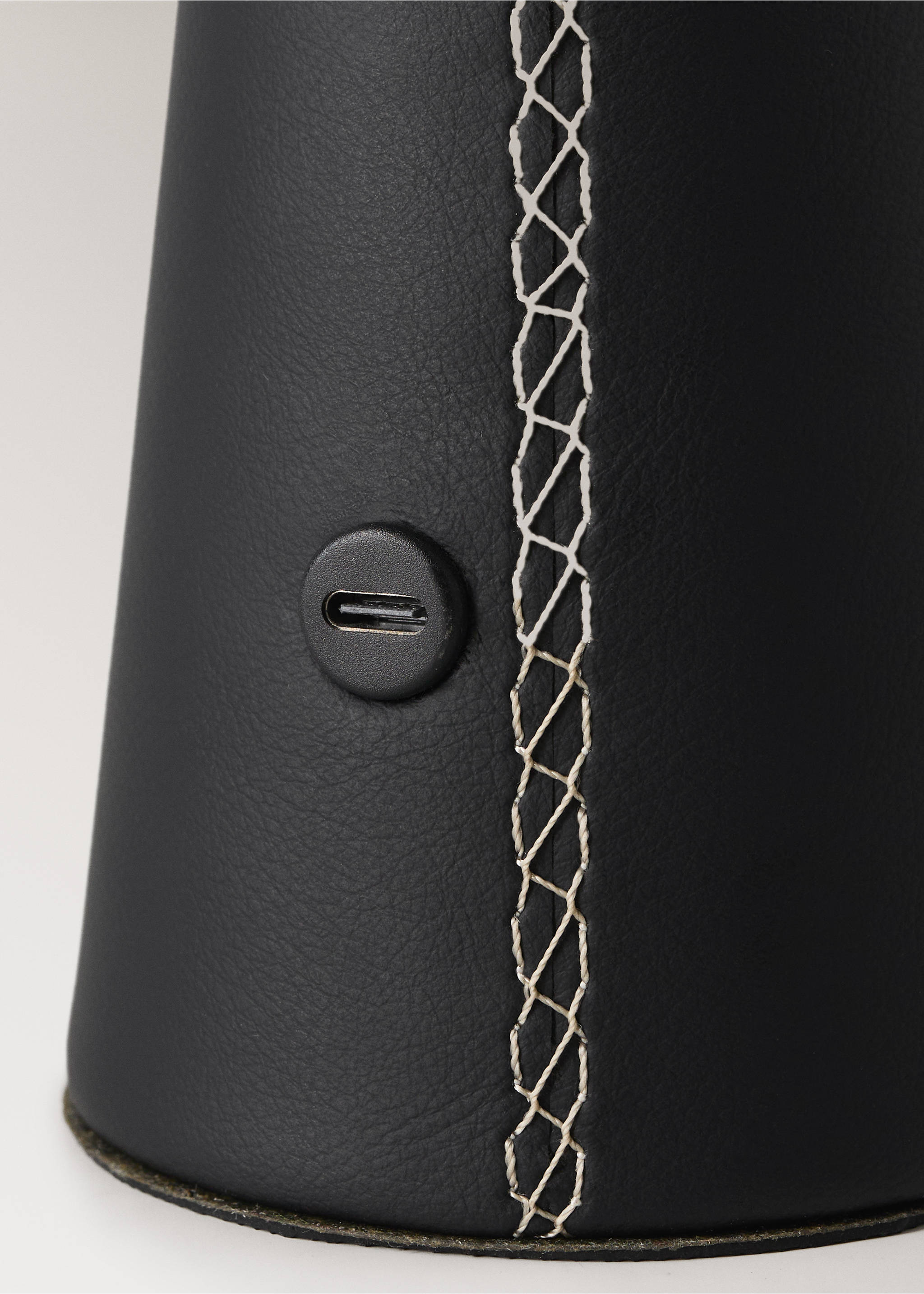 Cordless leather lamp - Details of the article 2, Black. Ref: 37063859-00.