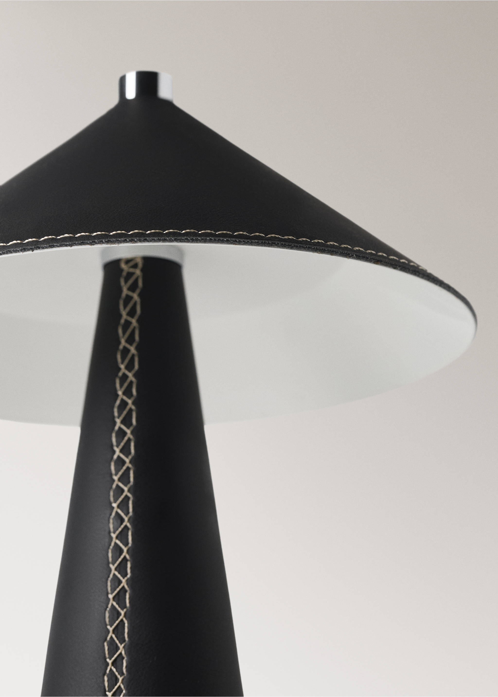 Cordless leather lamp - Details of the article 3, Black. Ref: 37063859-00.