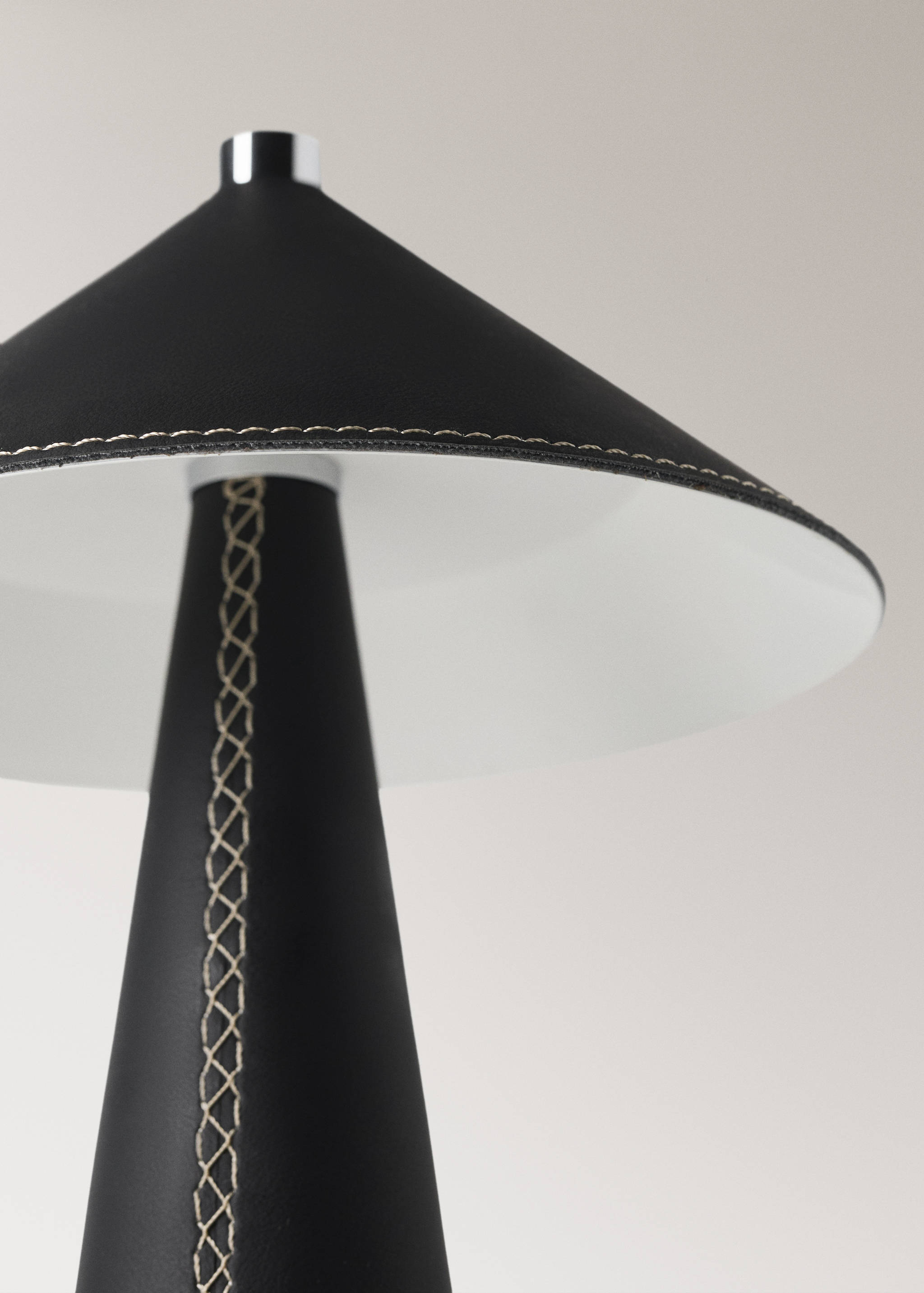 Cordless leather lamp - Details of the article 3