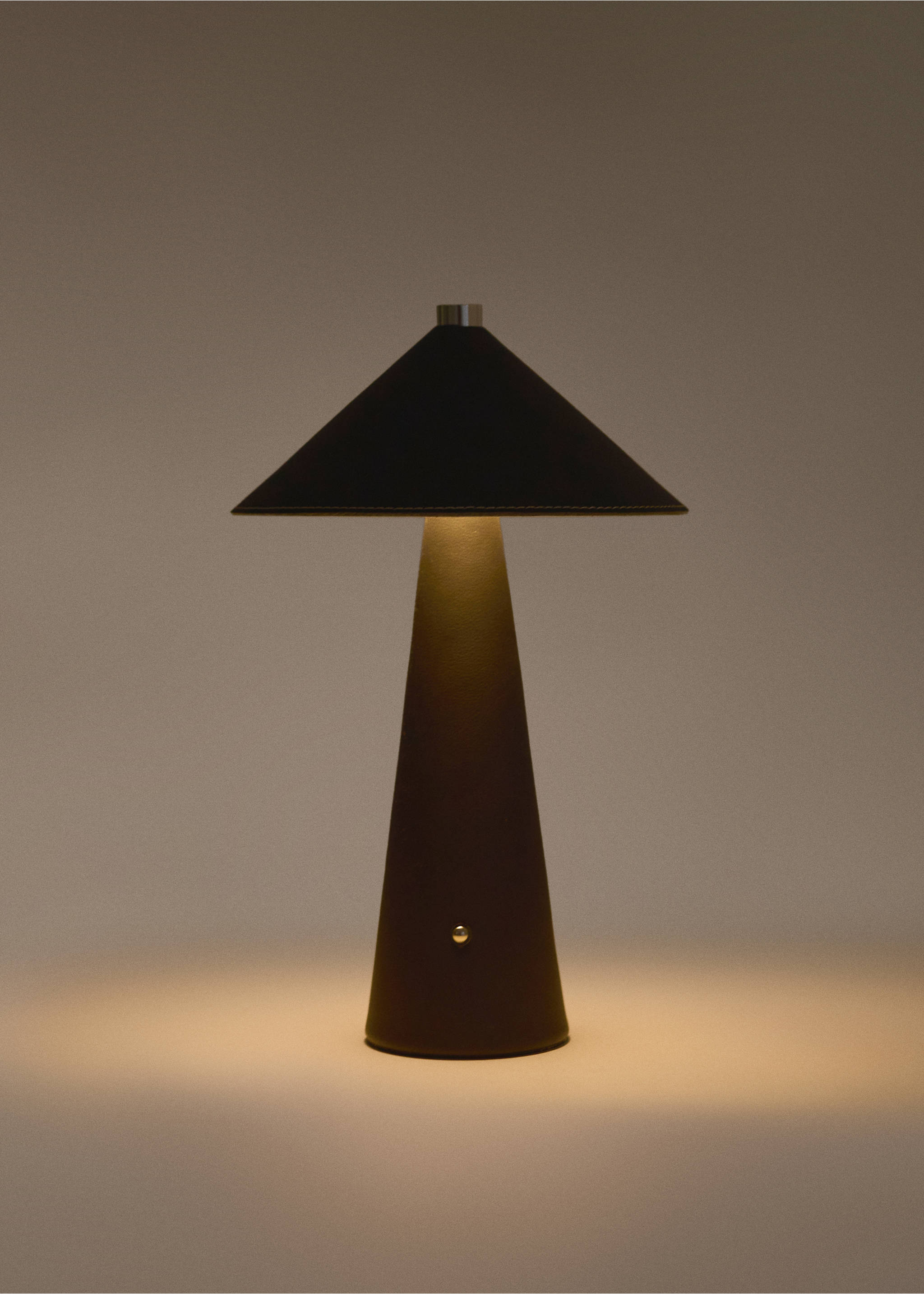 Cordless leather lamp - Details of the article 4, Black. Ref: 37063859-00.