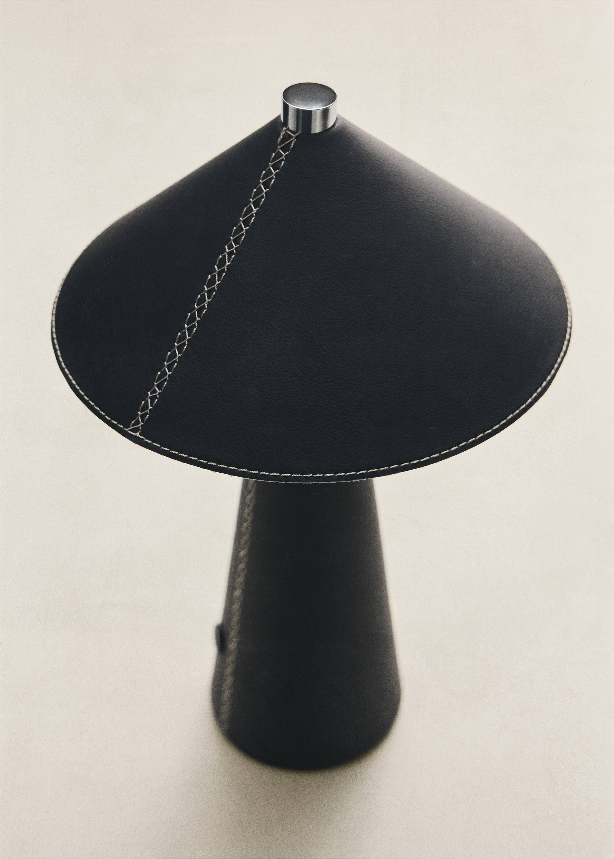 Lámpara de mesa negra con pantalla cónica, base cónica y costuras contrastadas en blanco., Negro. Ref: 37063859-00.