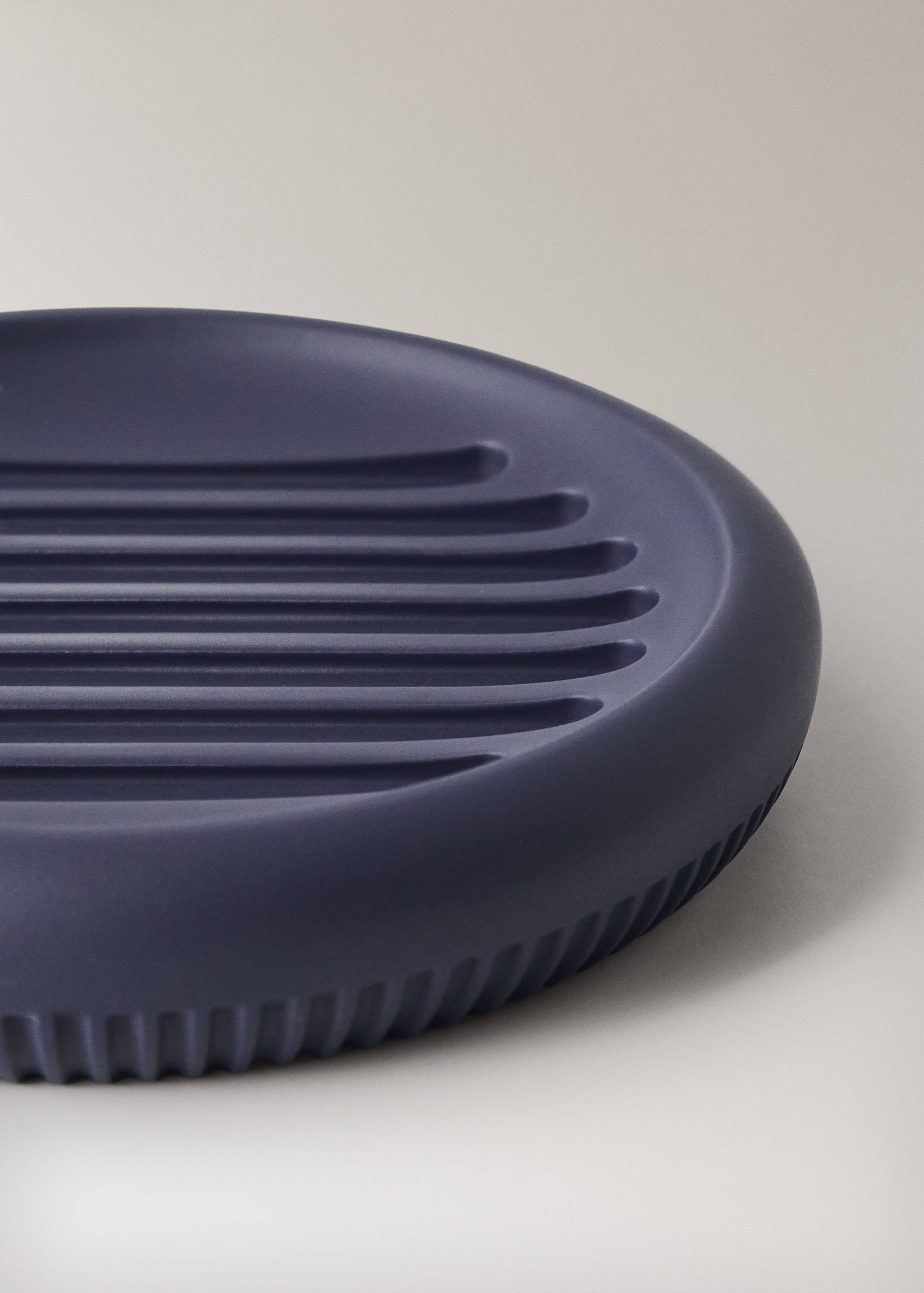 Striped resin soap dish - Details of the article 2