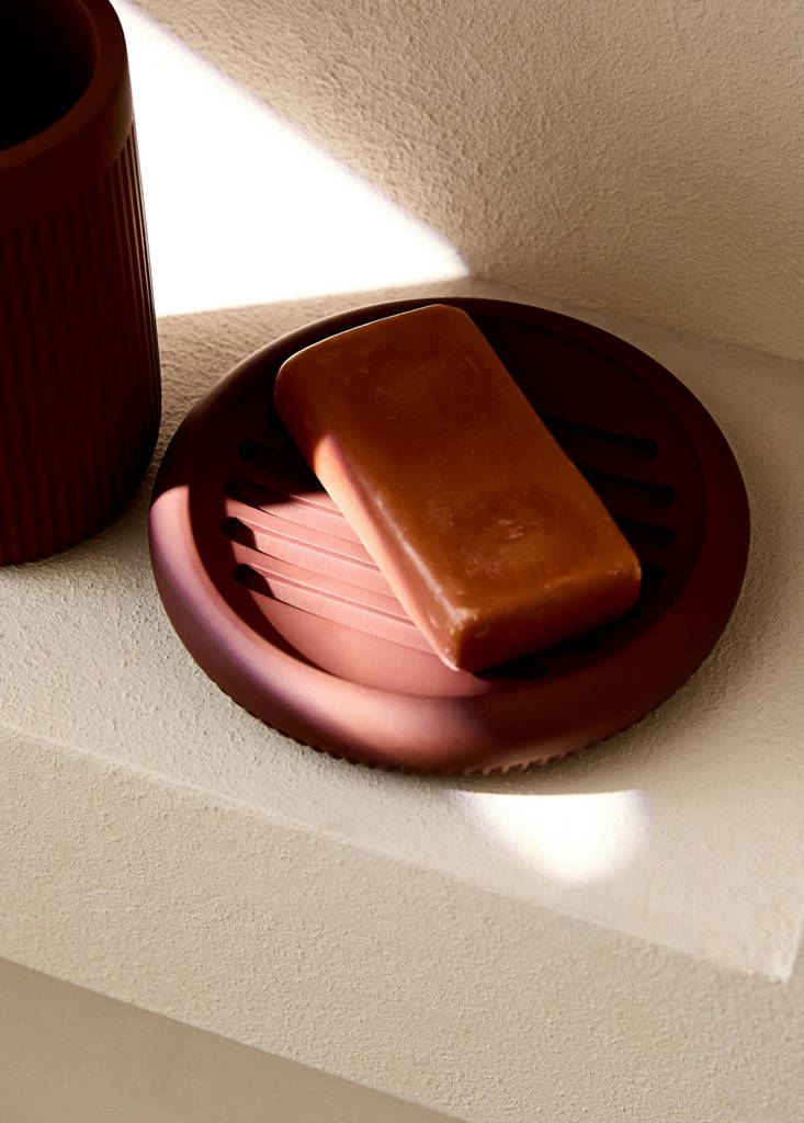 Striped resin soap dish — Maroon