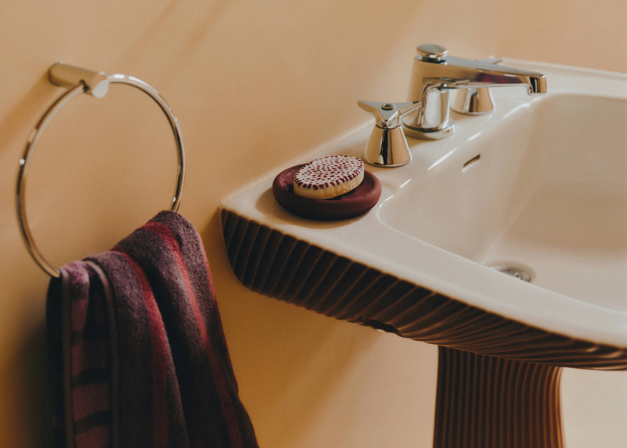 Striped resin soap dish - Panoramic plane