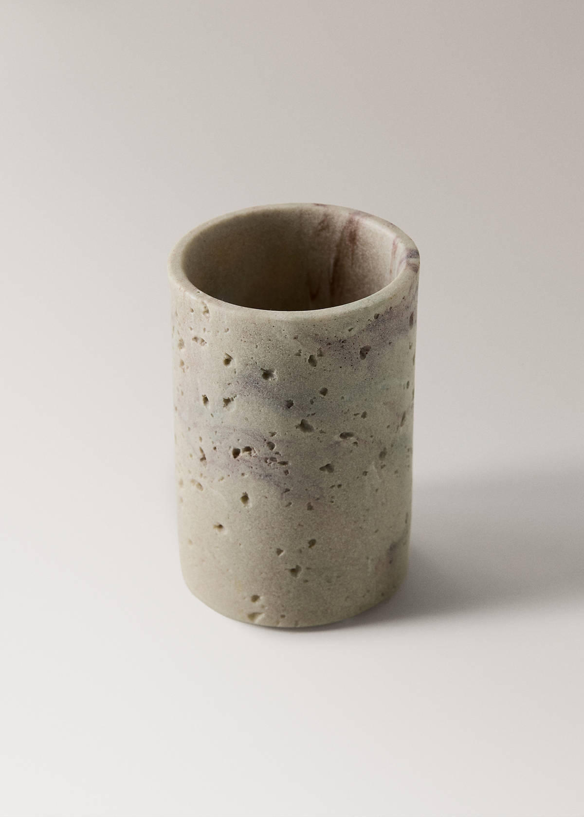 Travertine-effect resin bathroom tumbler — Sand