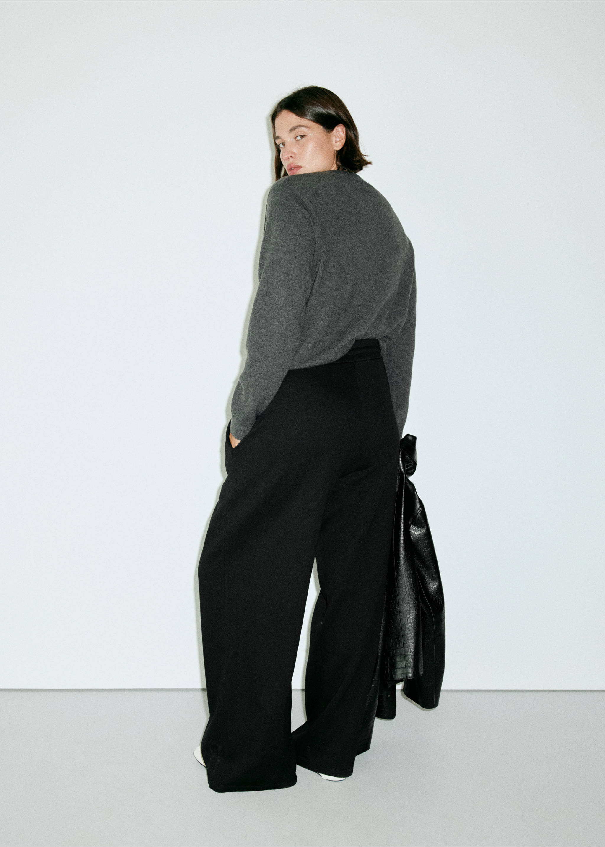 Fine-knit straight-fit trousers - Details of the article 4, Black. Ref: 37064076-00.