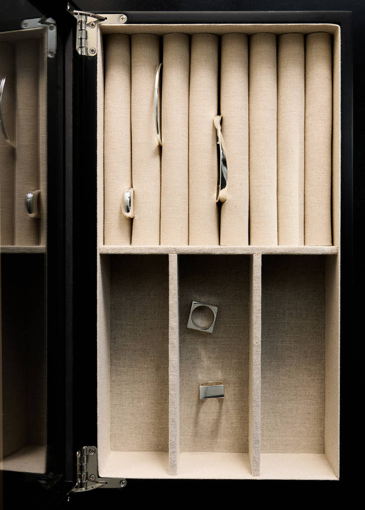 Lacquered wooden jewellery box — Black