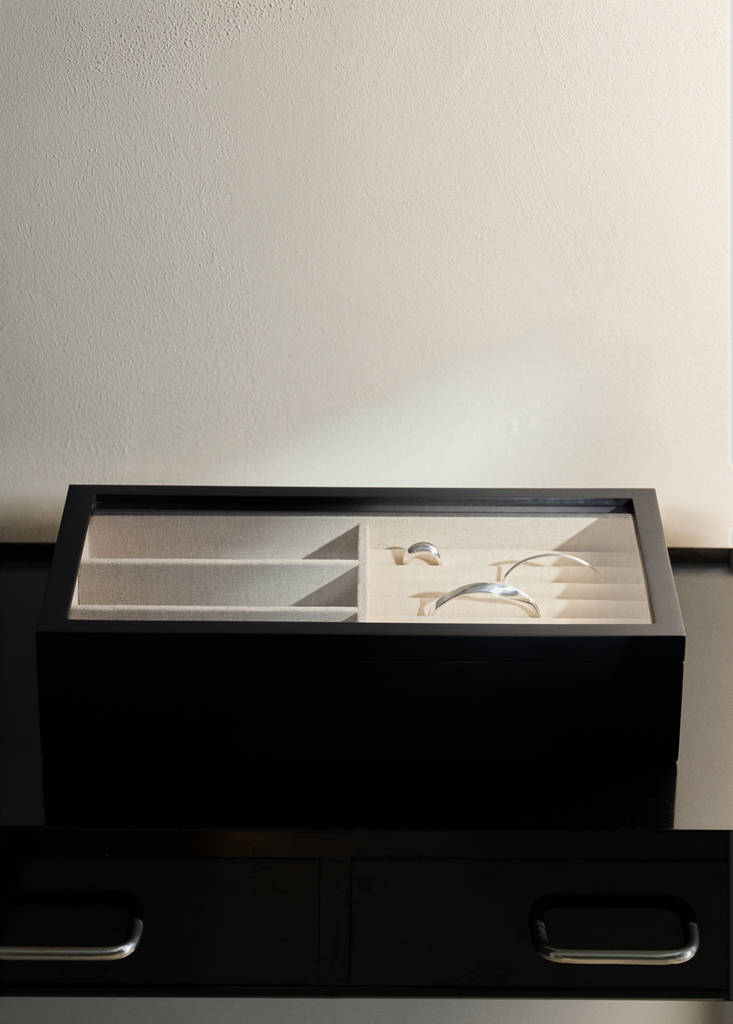 Lacquered wooden jewellery box — Black