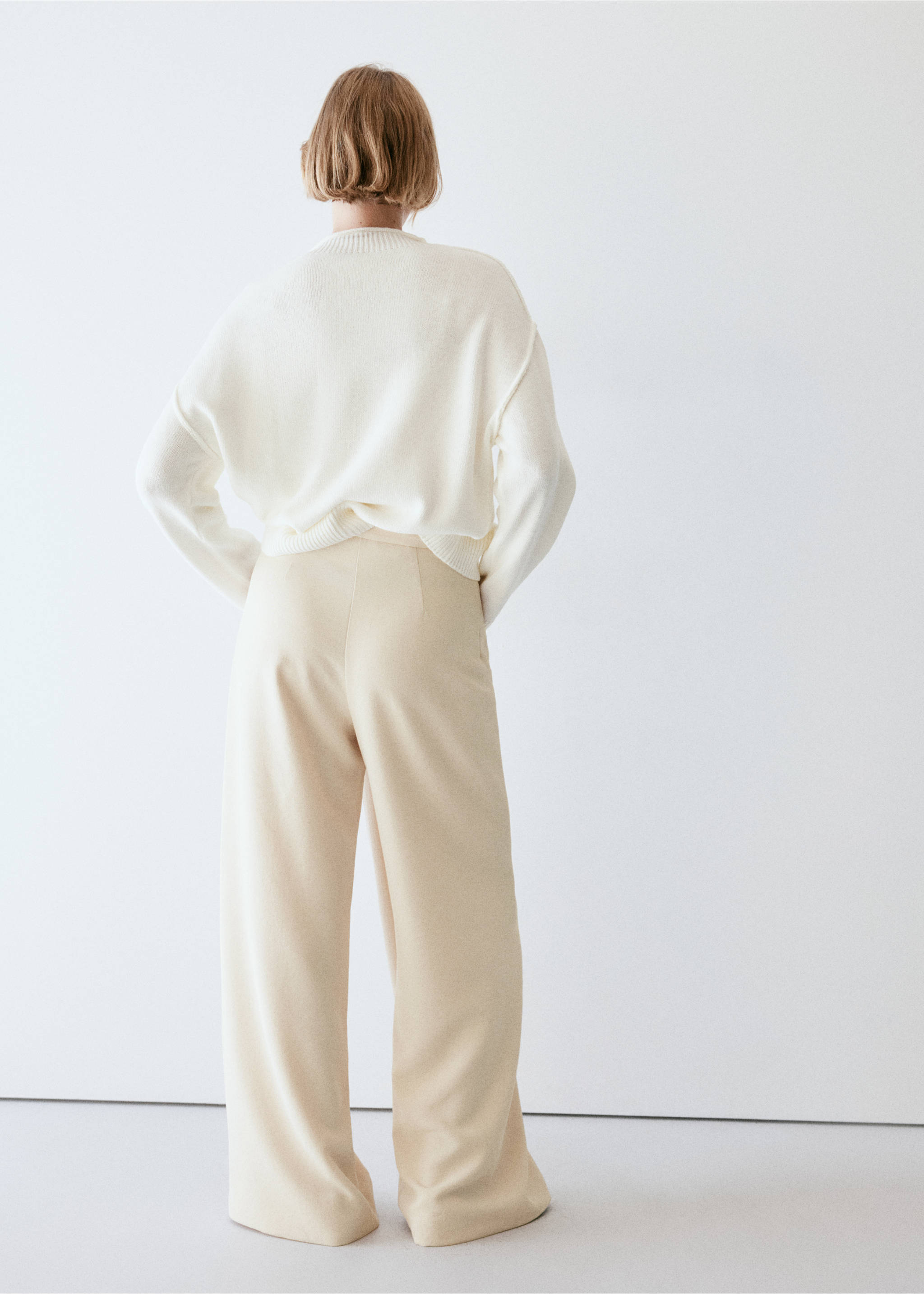 Light beige wide-leg trousers, back view, Ecru. Ref: 37064084-01.