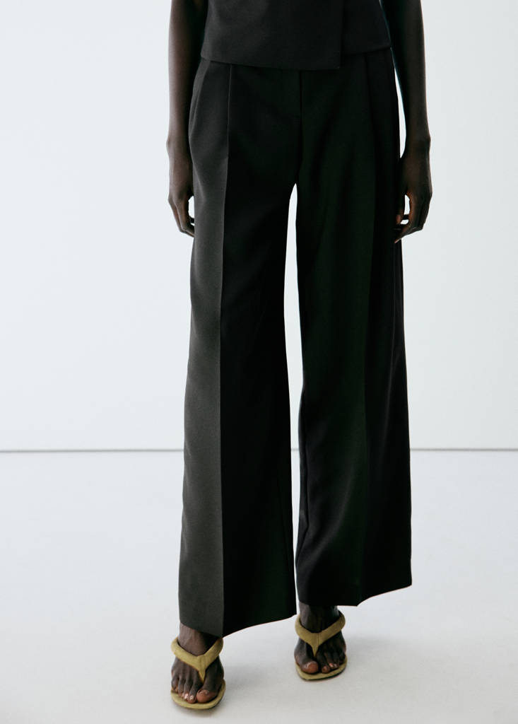 Straight-fit pleated trousers — Black