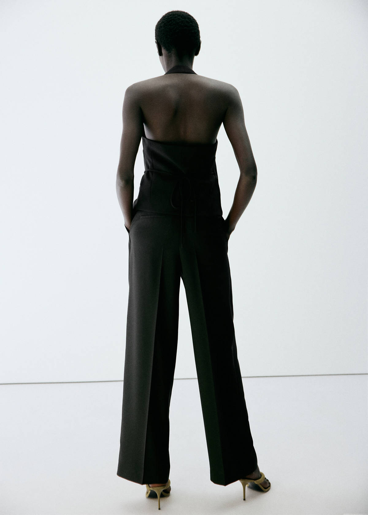 Straight-fit pleated trousers — Black