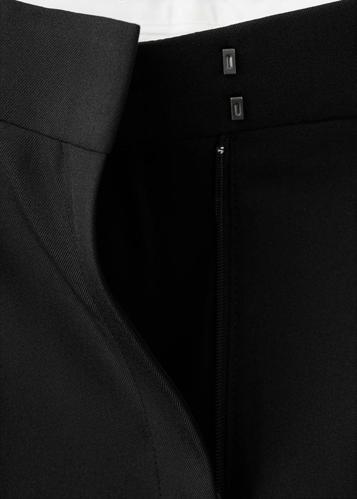 Straight-fit pleated trousers — Black